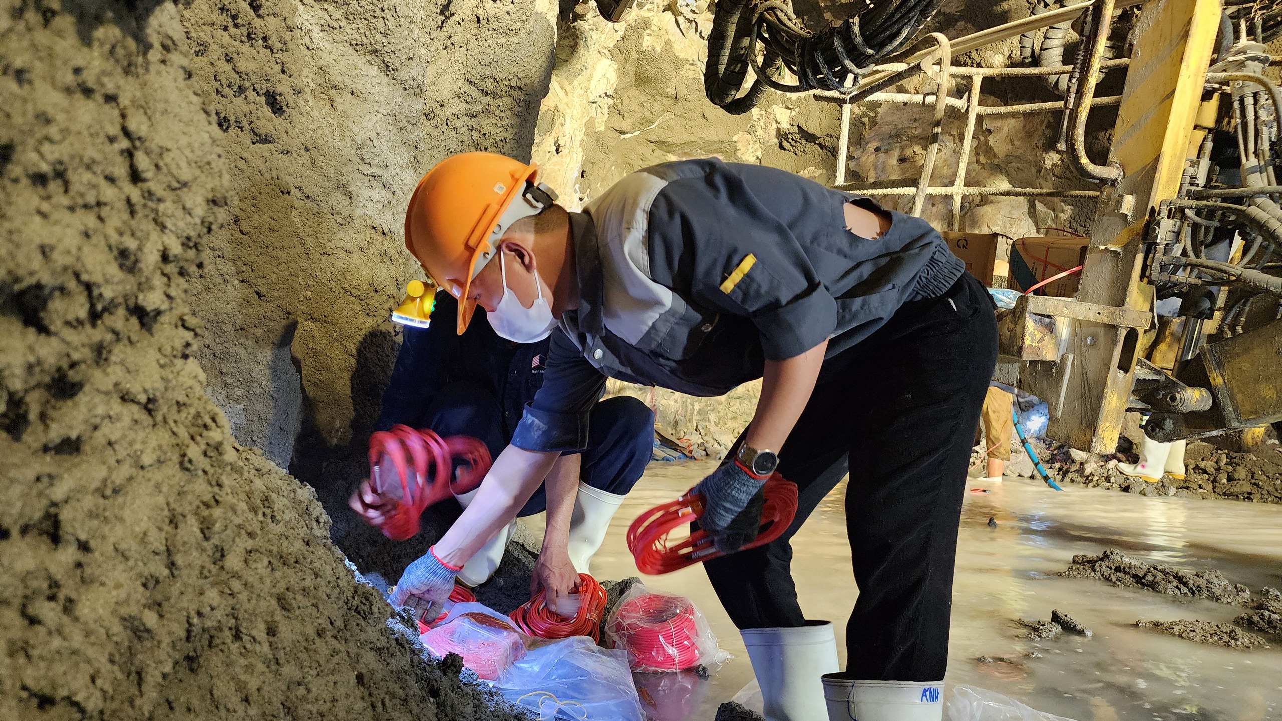 Chạy nước r&uacute;t th&ocirc;ng hầm d&agrave;i nhất cao tốc qua Quảng Ng&atilde;i trước lễ 30/4- Ảnh 6.