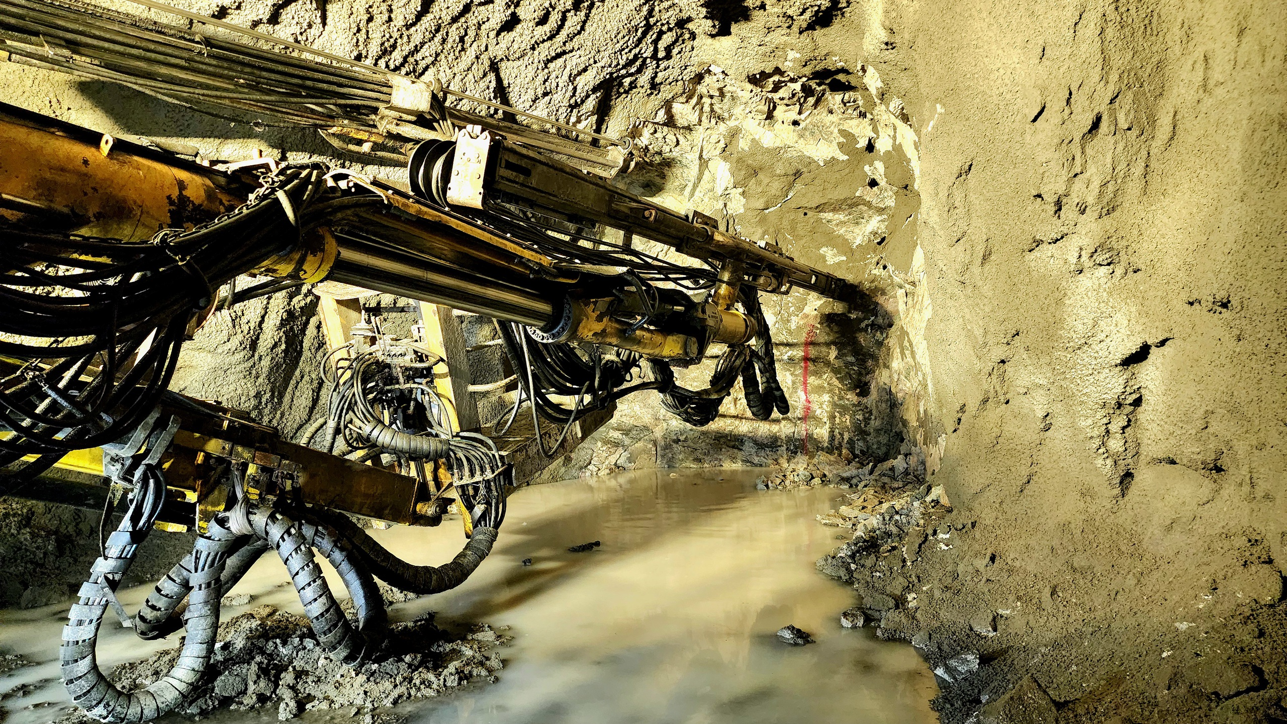 Chạy nước r&uacute;t th&ocirc;ng hầm d&agrave;i nhất cao tốc qua Quảng Ng&atilde;i trước lễ 30/4- Ảnh 4.