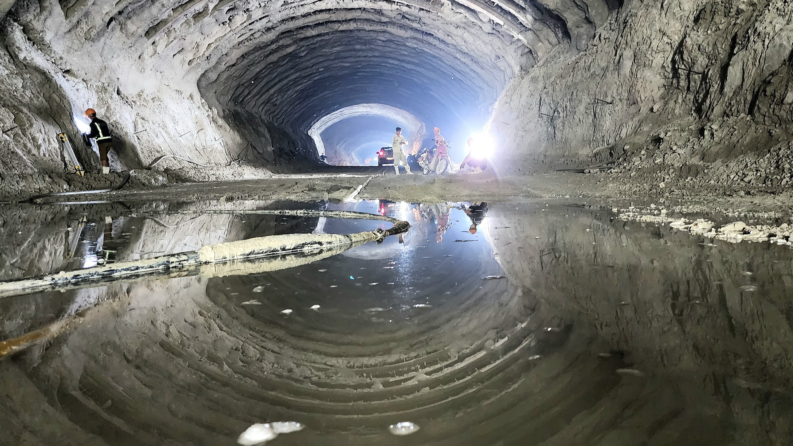 Chạy nước r&uacute;t th&ocirc;ng hầm d&agrave;i nhất cao tốc qua Quảng Ng&atilde;i trước lễ 30/4- Ảnh 8.