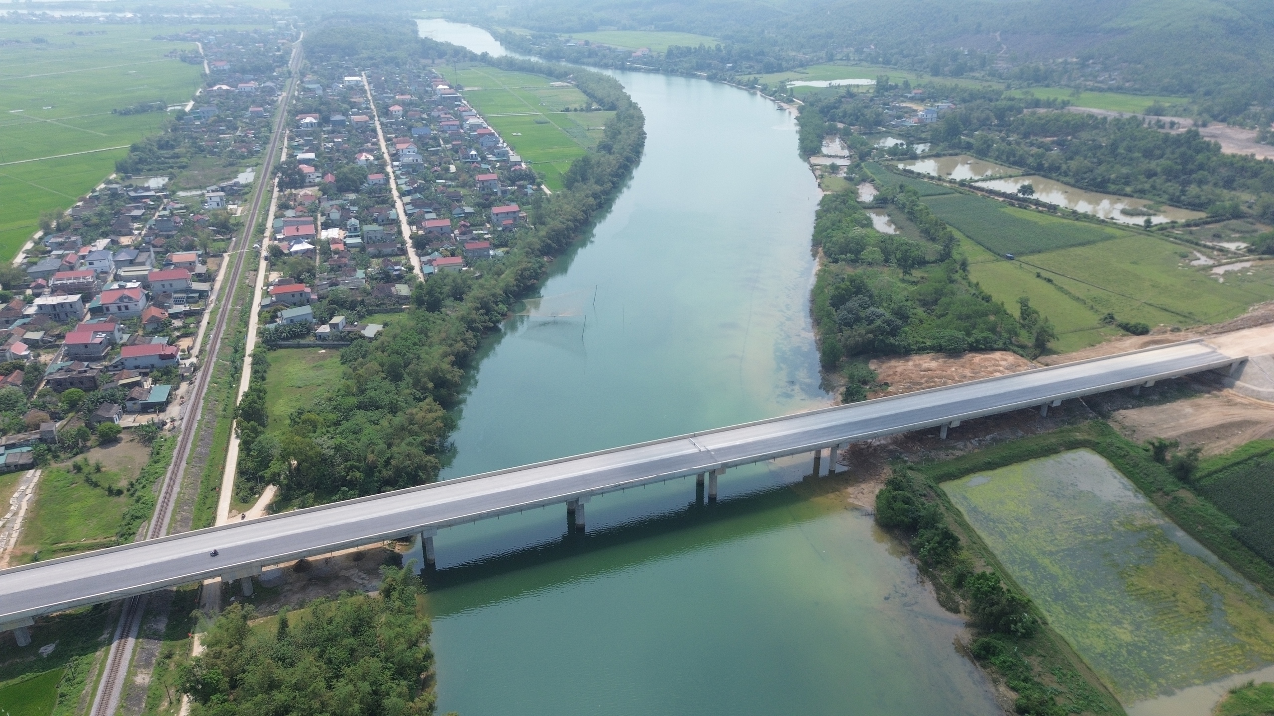 M&ocirc;i trường xanh tr&ecirc;n c&ocirc;ng trường cao tốc Bắc - Nam qua Quảng B&igrave;nh- Ảnh 1.