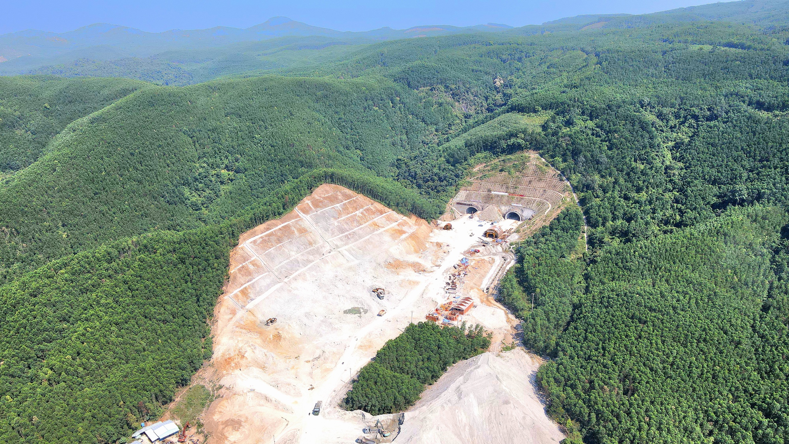 Chạy nước r&uacute;t th&ocirc;ng hầm d&agrave;i nhất cao tốc qua Quảng Ng&atilde;i trước lễ 30/4- Ảnh 1.