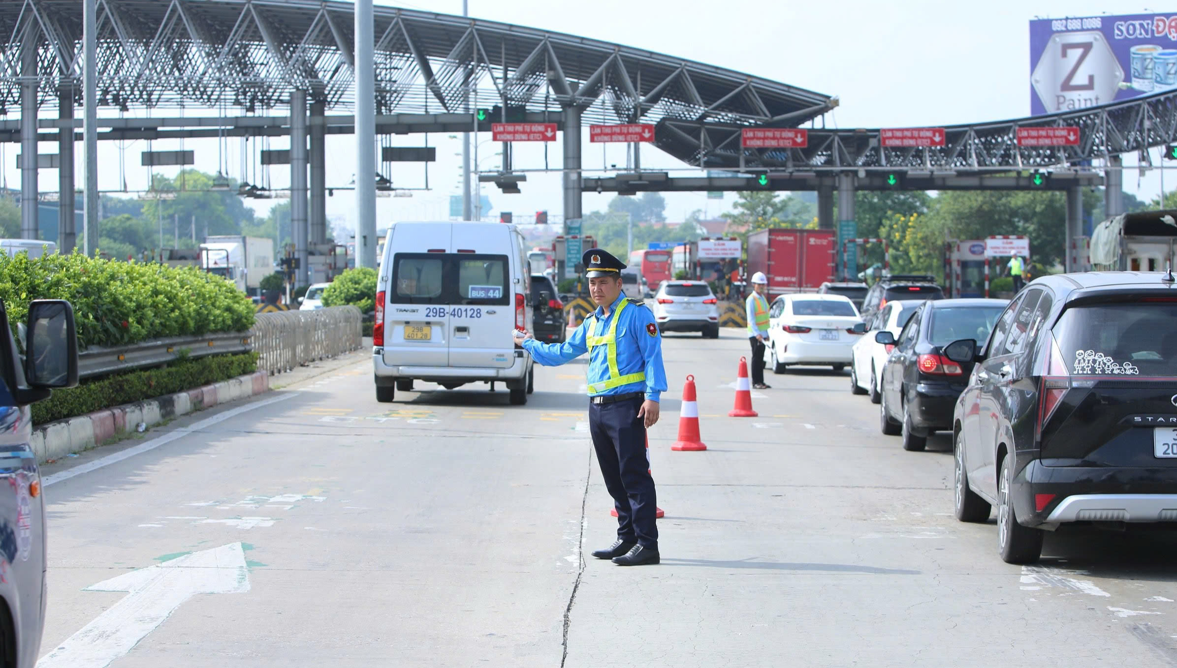 Hà Nội công bố 3 số điện thoại tiếp nhận phản ánh vi phạm giao thông dịp lễ 30/4-1/5- Ảnh 1. Hà Nội công bố 3 số điện thoại tiếp nhận phản ánh vi phạm giao thông dịp lễ 30/4-1/5- Ảnh 1.