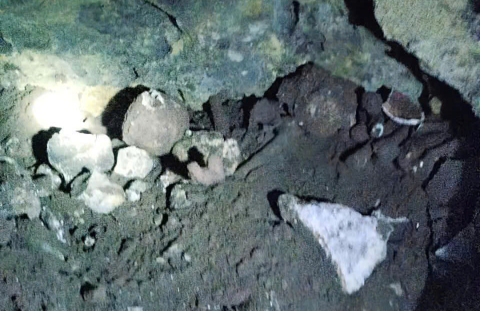 Vụ phát hiện xương người trong hang động: Bước đầu xác định có 18 hộp sọ- Ảnh 2. Vụ phát hiện xương người trong hang động: Bước đầu xác định có 18 hộp sọ- Ảnh 2.