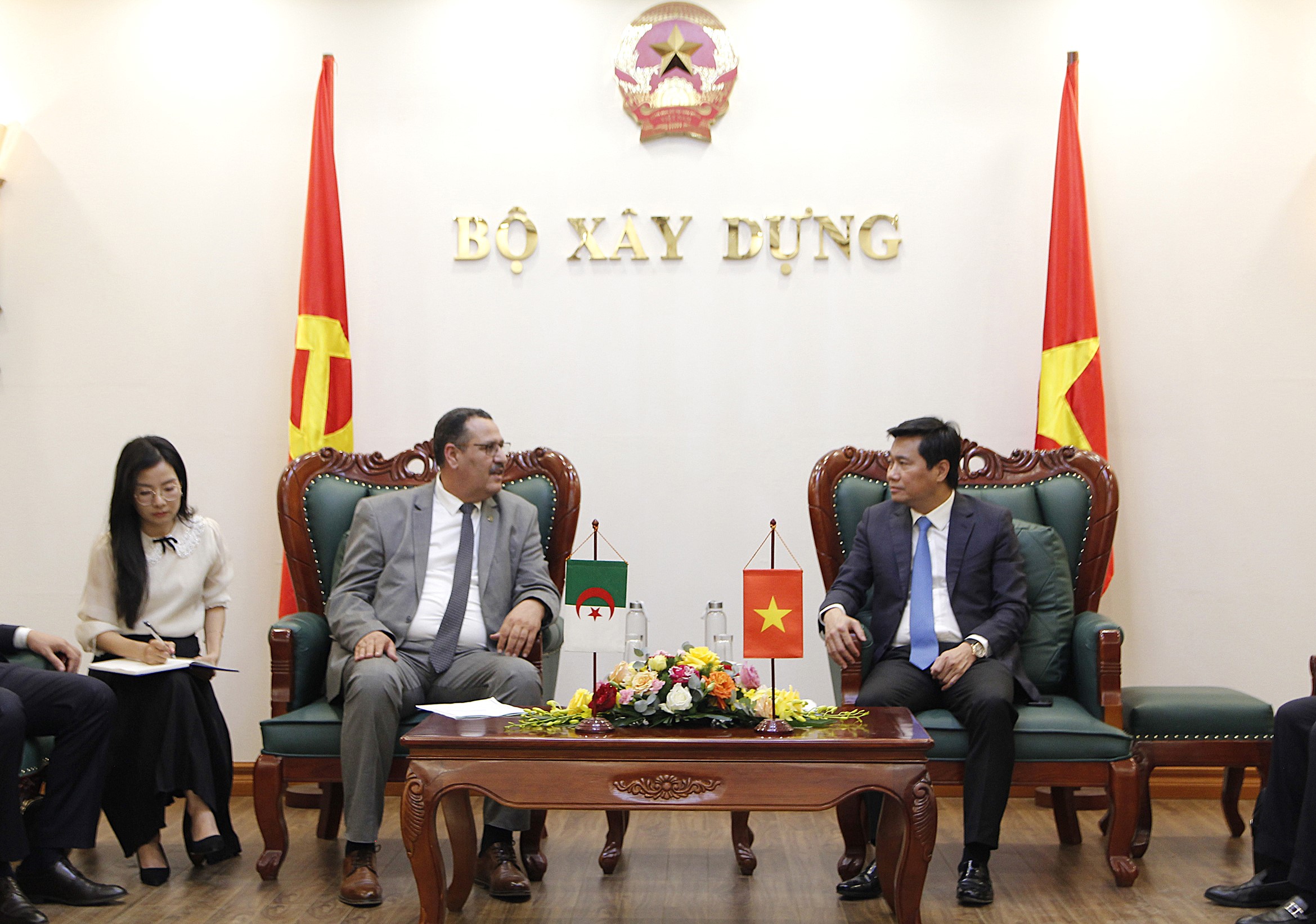 Thứ trưởng Bộ X&acirc;y dựng Nguyễn Tường Văn tiếp &ocirc;ng Saleh Djeghloul, Chủ tịch nh&oacute;m nghị sĩ hữu nghị Algeria - Việt Nam, đại biểu Quốc hội Algeria.