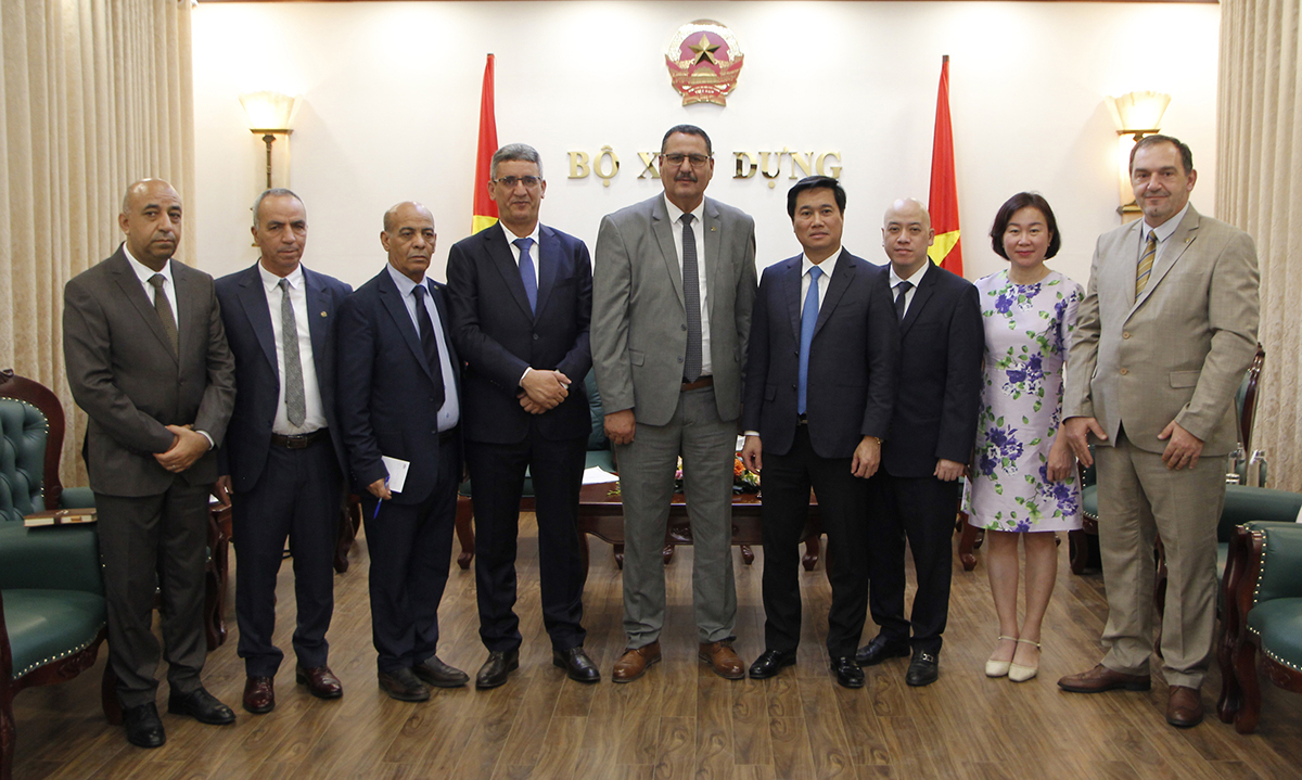 L&atilde;nh đạo Bộ X&acirc;y dựng chụp ảnh lưu niệm c&ugrave;ng Đo&agrave;n Đại biểu Quốc hội Algeria.