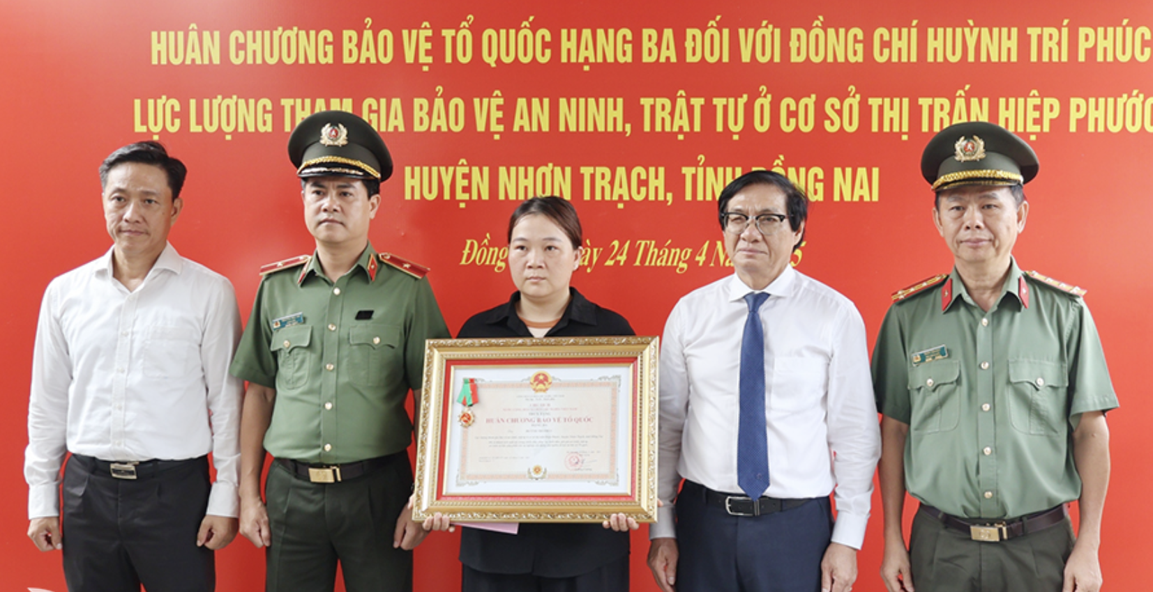 Truy tặng Hu&acirc;n chương Bảo vệ Tổ quốc hạng Ba cho anh Huỳnh Tr&iacute; Ph&uacute;c- Ảnh 1.