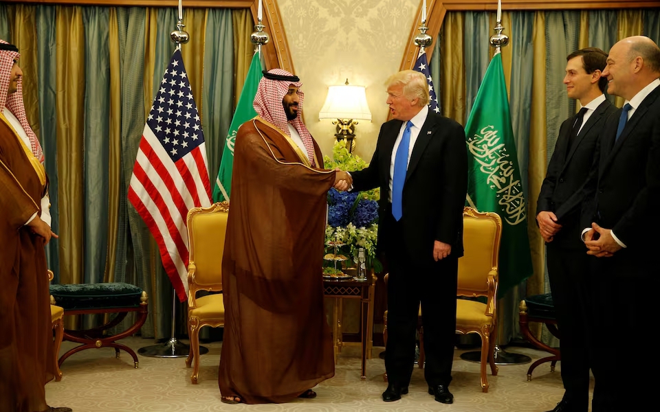Reuters: Tổng thống Trump muốn b&aacute;n hơn 100 tỷ USD vũ kh&iacute; cho Saudi Arabia
