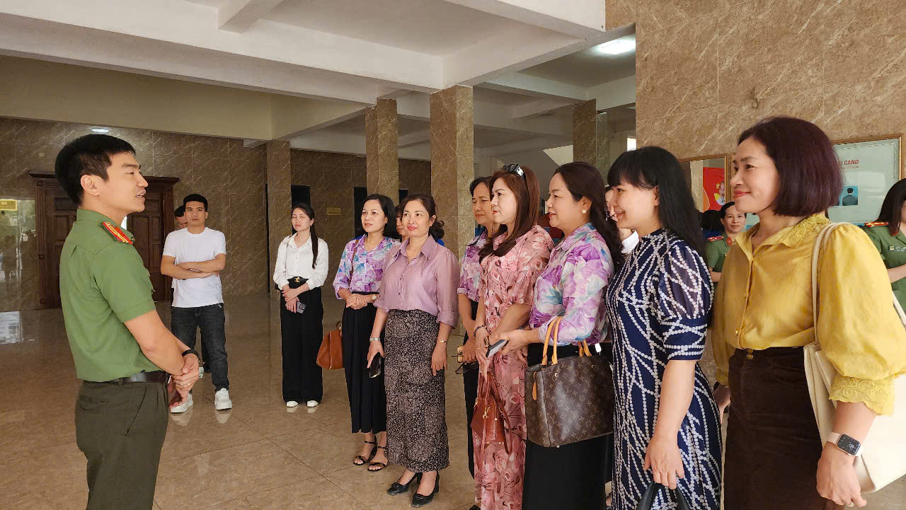 Phụ huynh c&aacute;c trường tr&ecirc;n địa b&agrave;n TP Vĩnh Y&ecirc;n tham quan cơ sở vật chất trại h&egrave; 2025
- Ảnh 1.