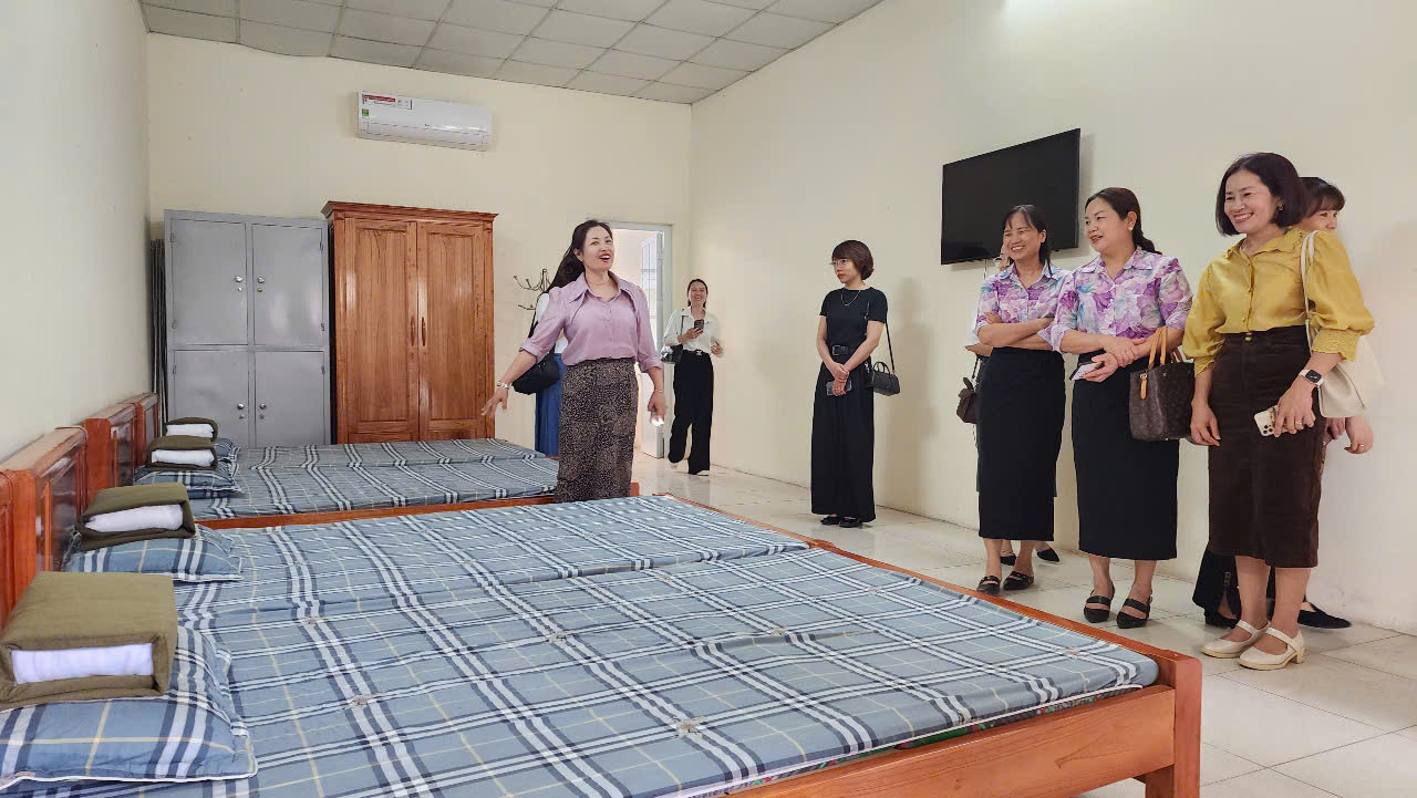 Phụ huynh c&aacute;c trường tr&ecirc;n địa b&agrave;n TP Vĩnh Y&ecirc;n tham quan cơ sở vật chất trại h&egrave; 2025
- Ảnh 2.