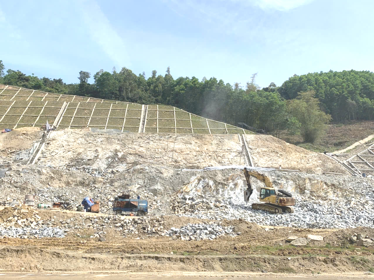 Vẫn vướng mặt bằng, c&aacute;c dự &aacute;n giao th&ocirc;ng kết nối Khu kinh tế Vũng &Aacute;ng c&oacute; về đ&iacute;ch đ&uacute;ng hẹn?- Ảnh 2.