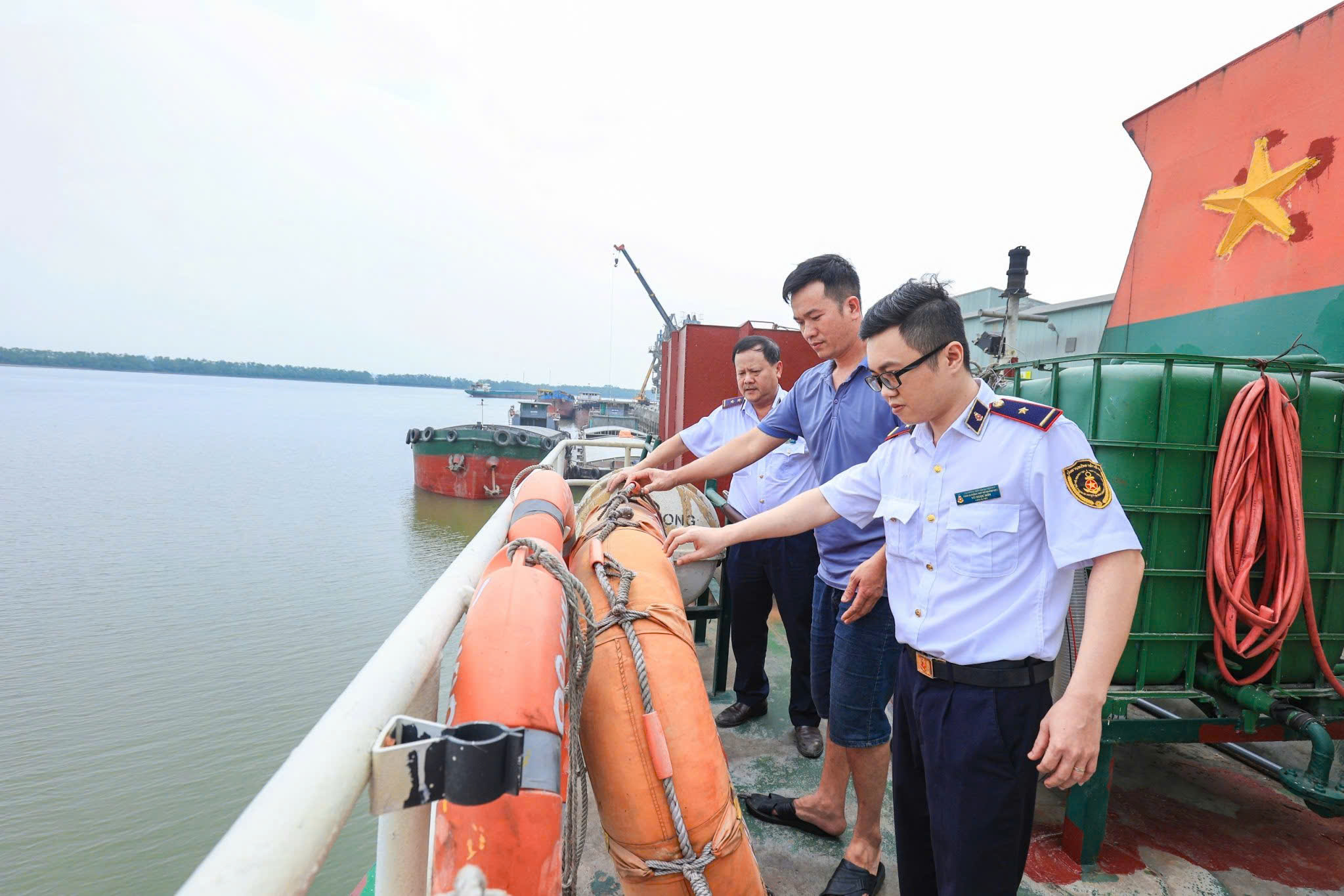 Sửa quy định về nhiệm vụ của Cảng vụ h&agrave;ng hải, Cảng vụ đường thủy nội địa- Ảnh 1.