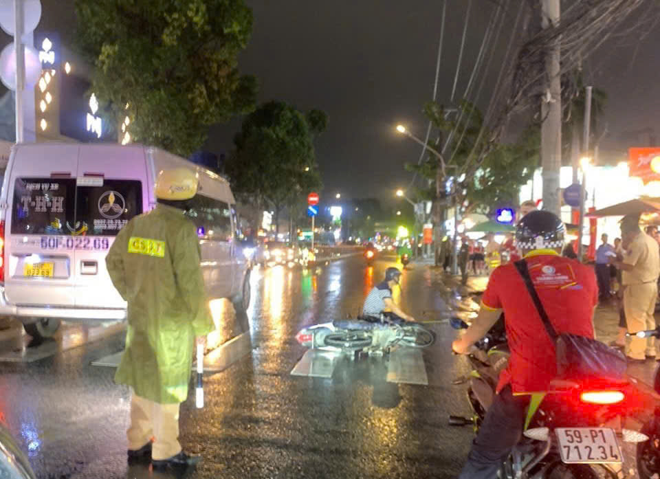 Va chạm giao th&ocirc;ng trong cơn mưa, một nam thanh ni&ecirc;n tử vong- Ảnh 1.
