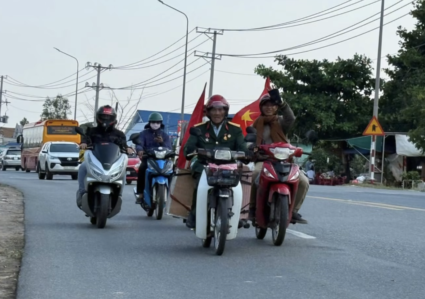 Người d&acirc;n Đồng Nai đ&oacute;n tiếp cựu chiến binh đi xe m&aacute;y từ Nghệ An v&agrave;o TP.HCM xem diễu binh- Ảnh 1.