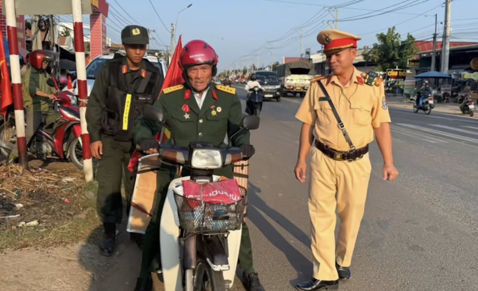 Người d&acirc;n Đồng Nai đ&oacute;n tiếp cựu chiến binh đi xe m&aacute;y từ Nghệ An v&agrave;o TP.HCM xem diễu binh- Ảnh 2.