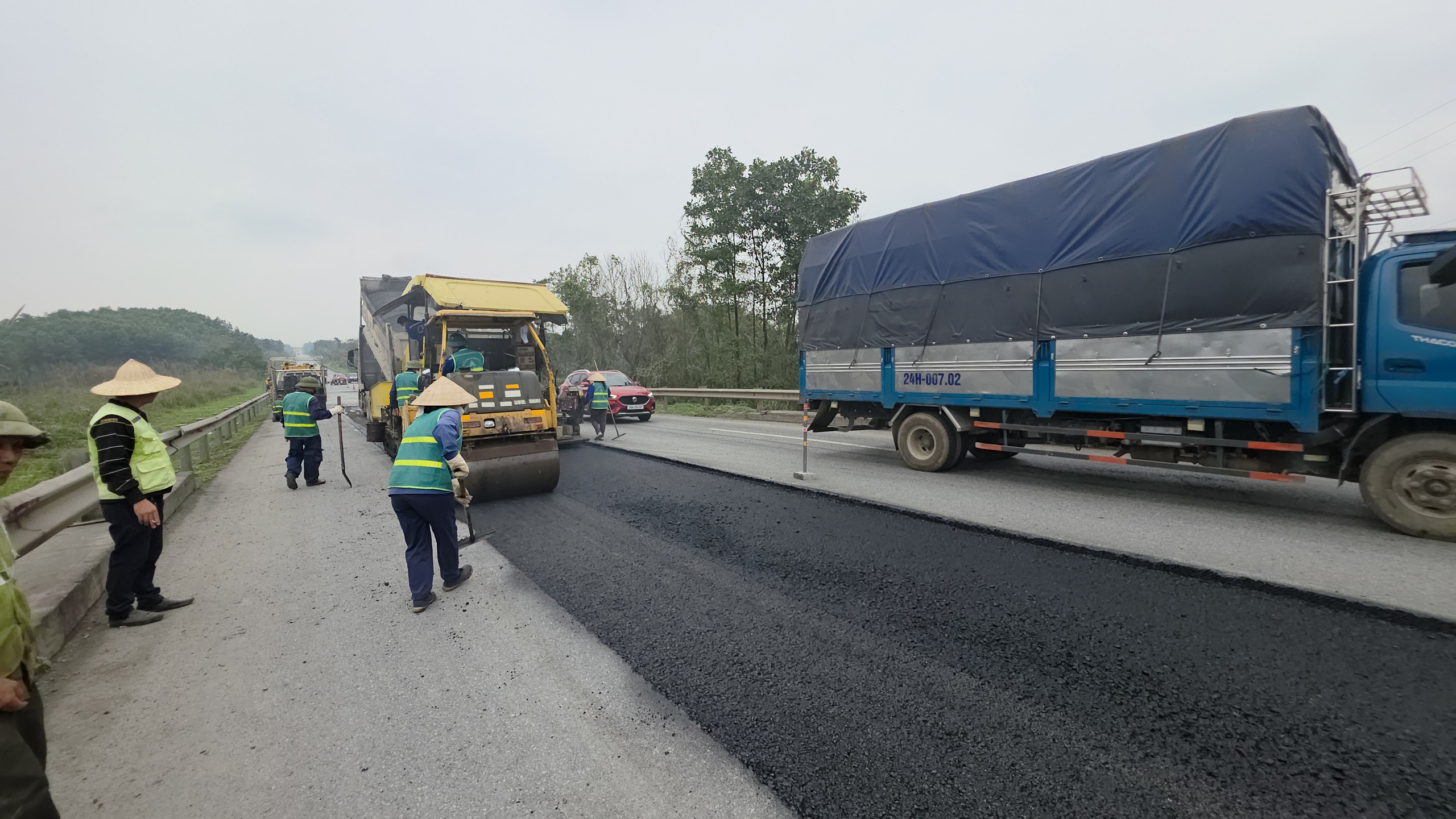 C&ocirc;ng nh&acirc;n đội nắng thi c&ocirc;ng sửa chữa cao tốc Nội B&agrave;i - L&agrave;o Cai đảm bảo an to&agrave;n dịp lễ 30/4- Ảnh 10.