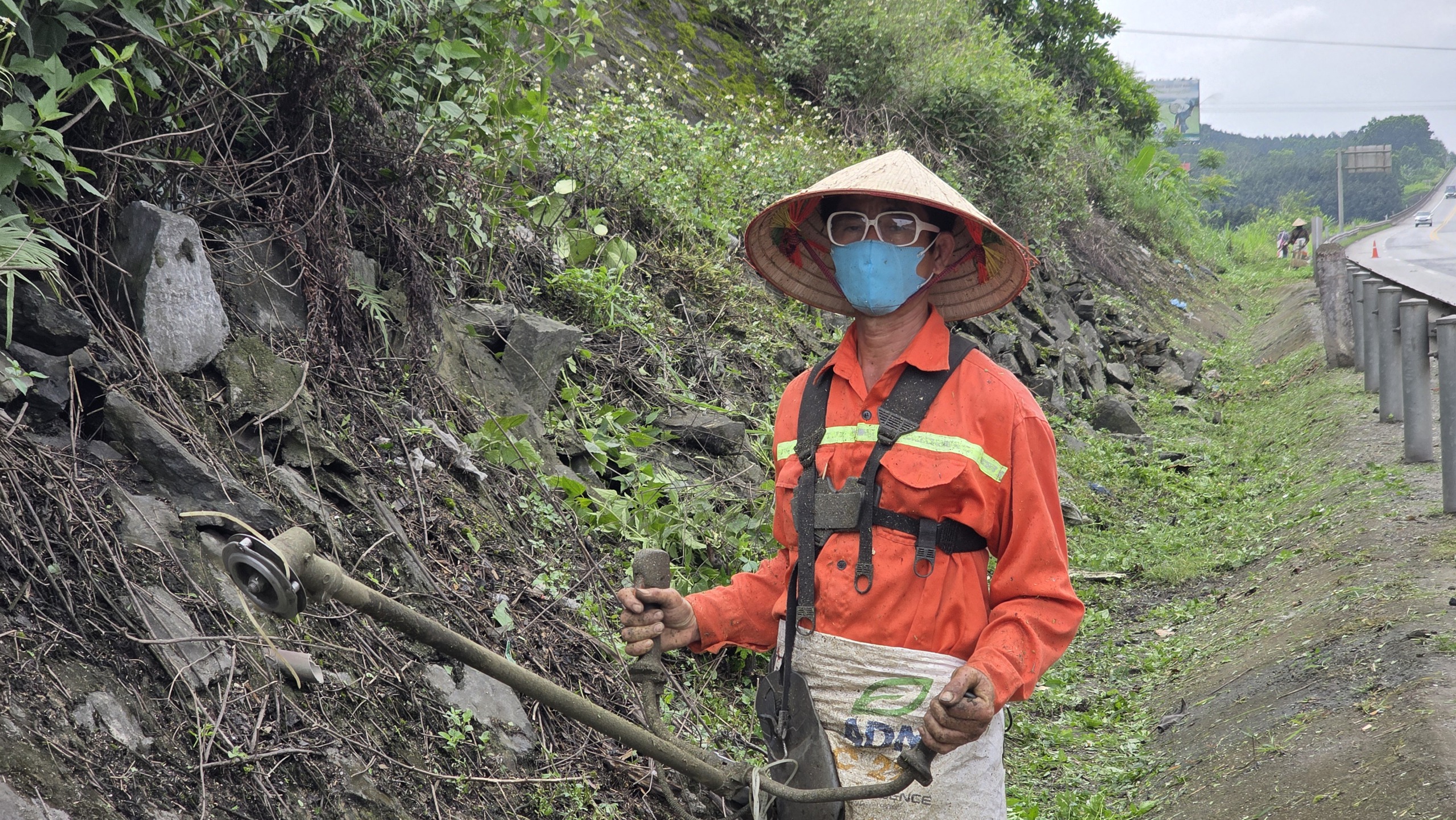 C&ocirc;ng nh&acirc;n đội nắng thi c&ocirc;ng sửa chữa cao tốc Nội B&agrave;i - L&agrave;o Cai đảm bảo an to&agrave;n dịp lễ 30/4- Ảnh 16.