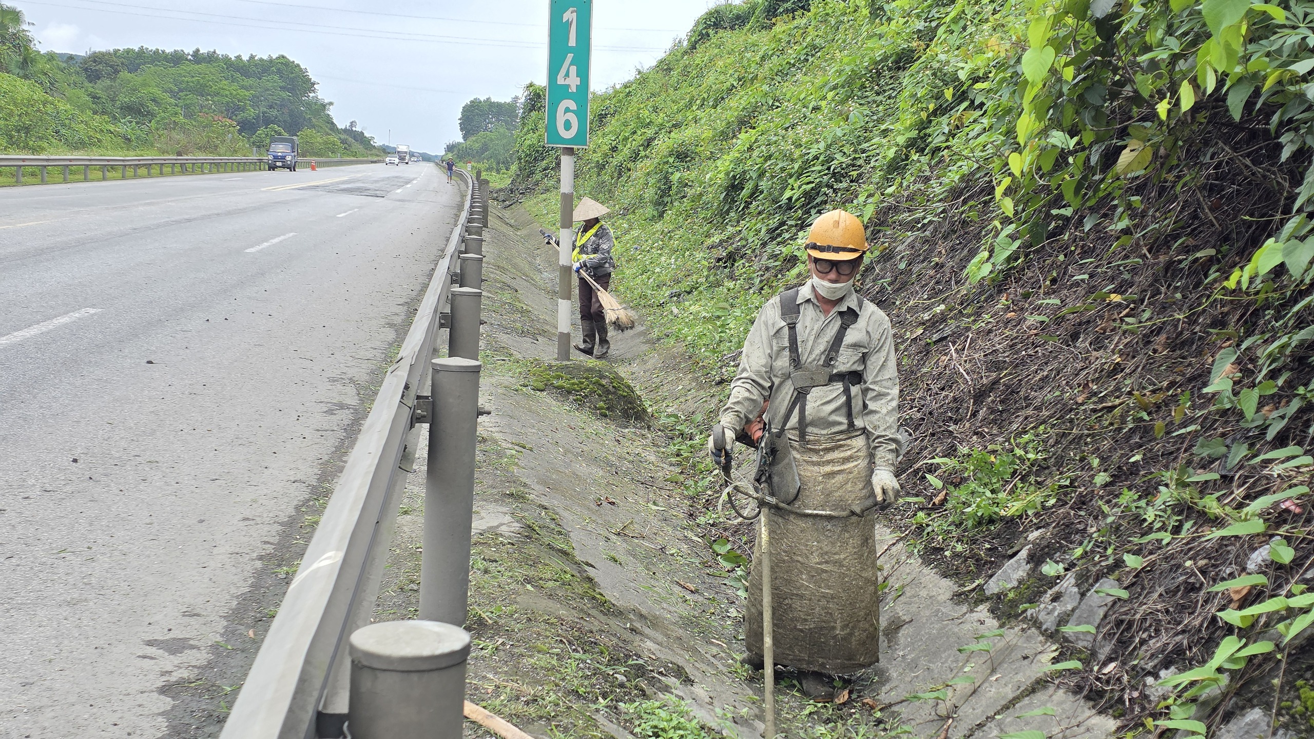 C&ocirc;ng nh&acirc;n đội nắng thi c&ocirc;ng sửa chữa cao tốc Nội B&agrave;i - L&agrave;o Cai đảm bảo an to&agrave;n dịp lễ 30/4- Ảnh 17.
