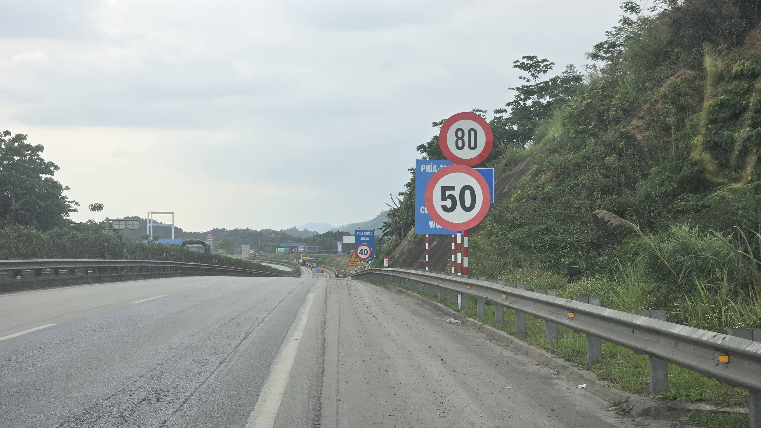 C&ocirc;ng nh&acirc;n đội nắng thi c&ocirc;ng sửa chữa cao tốc Nội B&agrave;i - L&agrave;o Cai đảm bảo an to&agrave;n dịp lễ 30/4- Ảnh 18.