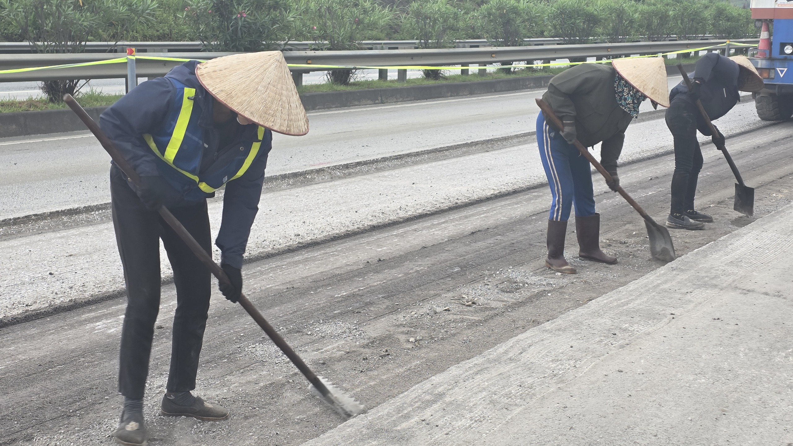 C&ocirc;ng nh&acirc;n đội nắng thi c&ocirc;ng sửa chữa cao tốc Nội B&agrave;i - L&agrave;o Cai đảm bảo an to&agrave;n dịp lễ 30/4- Ảnh 11.