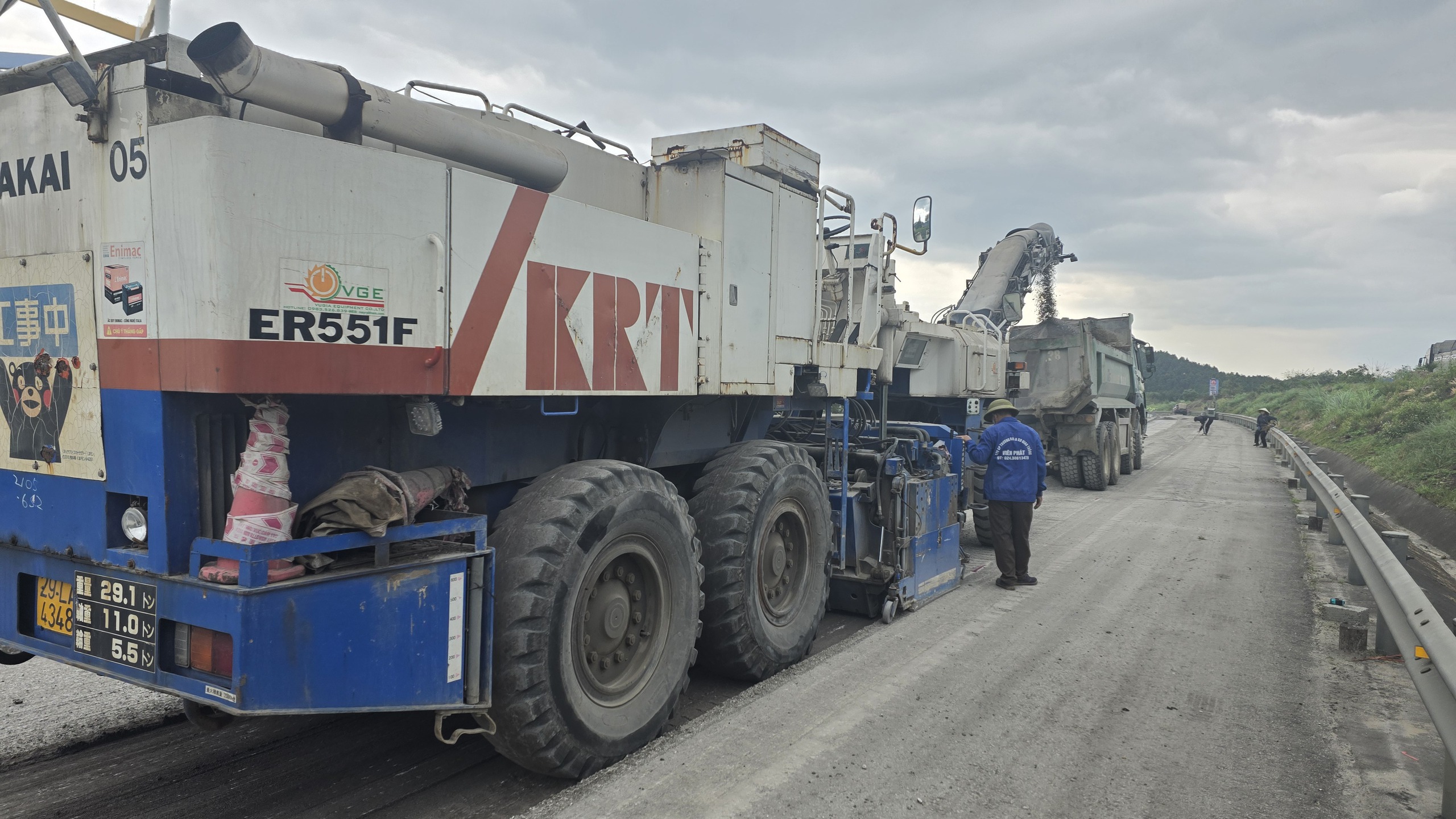 C&ocirc;ng nh&acirc;n đội nắng thi c&ocirc;ng sửa chữa cao tốc Nội B&agrave;i - L&agrave;o Cai đảm bảo an to&agrave;n dịp lễ 30/4- Ảnh 7.