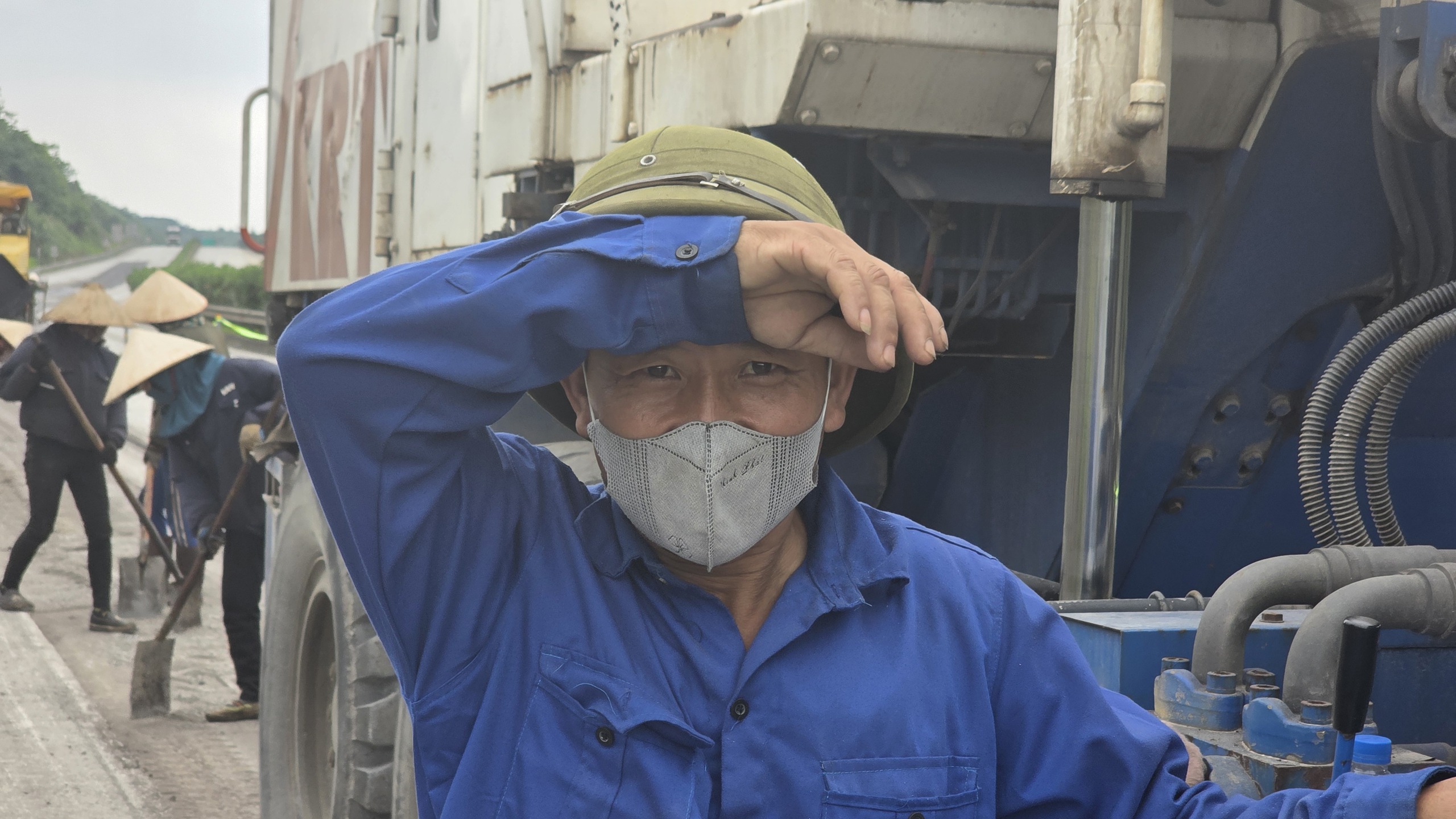 C&ocirc;ng nh&acirc;n đội nắng thi c&ocirc;ng sửa chữa cao tốc Nội B&agrave;i - L&agrave;o Cai đảm bảo an to&agrave;n dịp lễ 30/4- Ảnh 8.