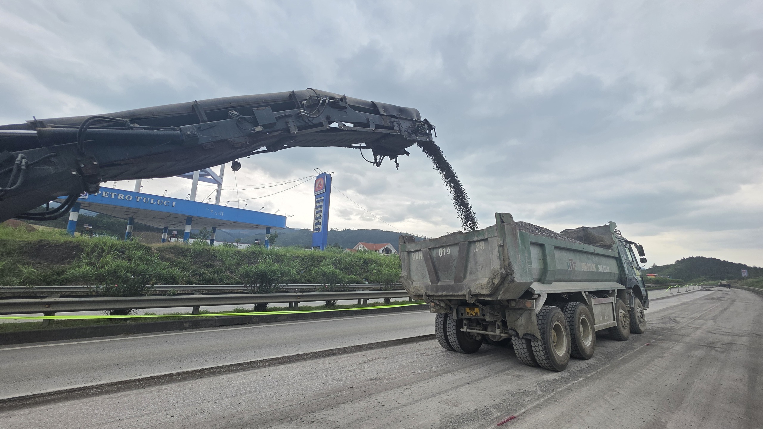 C&ocirc;ng nh&acirc;n đội nắng thi c&ocirc;ng sửa chữa cao tốc Nội B&agrave;i - L&agrave;o Cai đảm bảo an to&agrave;n dịp lễ 30/4- Ảnh 5.