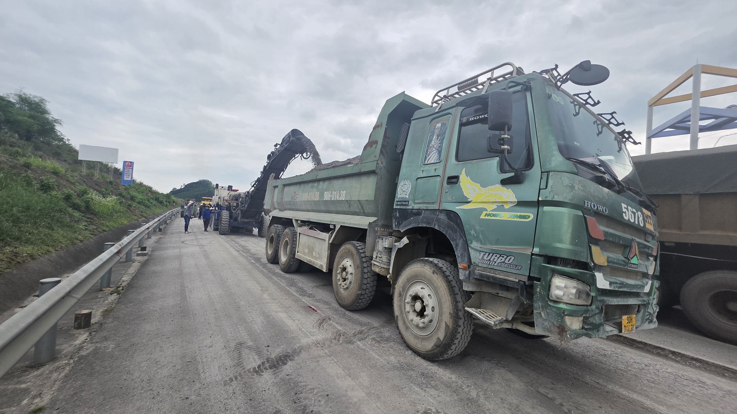 C&ocirc;ng nh&acirc;n đội nắng thi c&ocirc;ng sửa chữa cao tốc Nội B&agrave;i - L&agrave;o Cai đảm bảo an to&agrave;n dịp lễ 30/4- Ảnh 4.