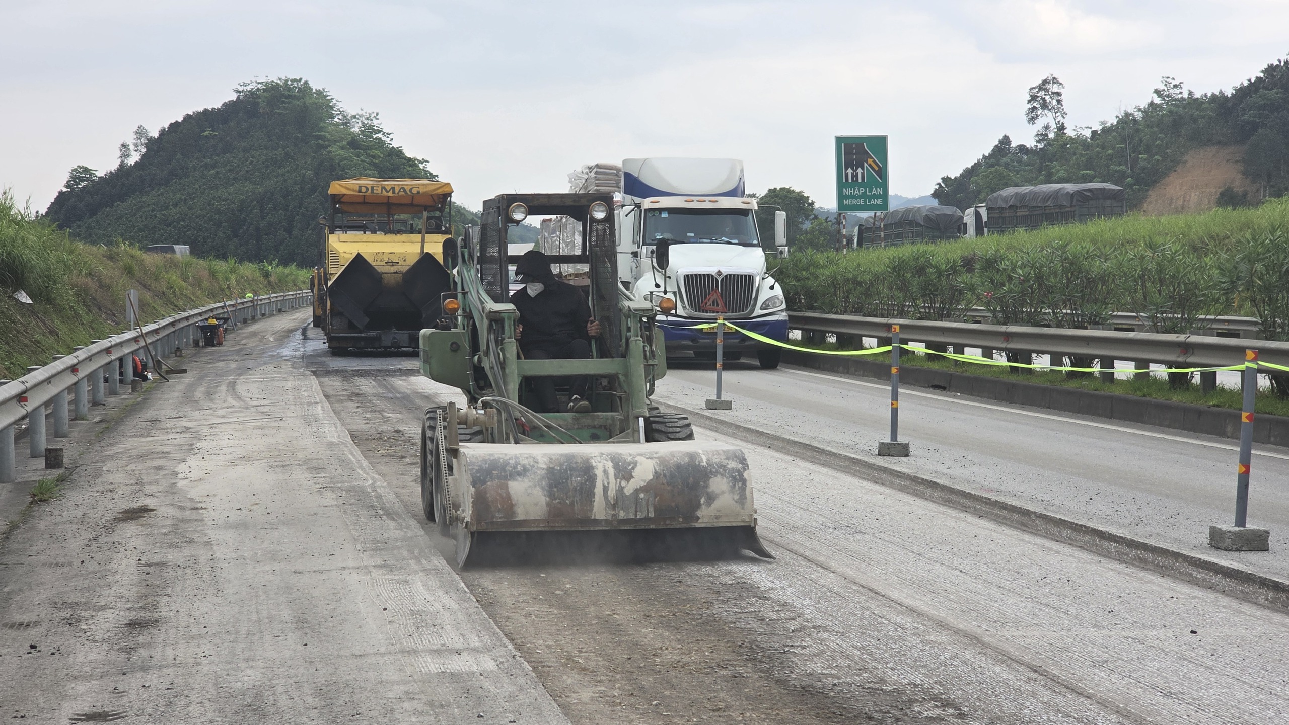 C&ocirc;ng nh&acirc;n đội nắng thi c&ocirc;ng sửa chữa cao tốc Nội B&agrave;i - L&agrave;o Cai đảm bảo an to&agrave;n dịp lễ 30/4- Ảnh 12.