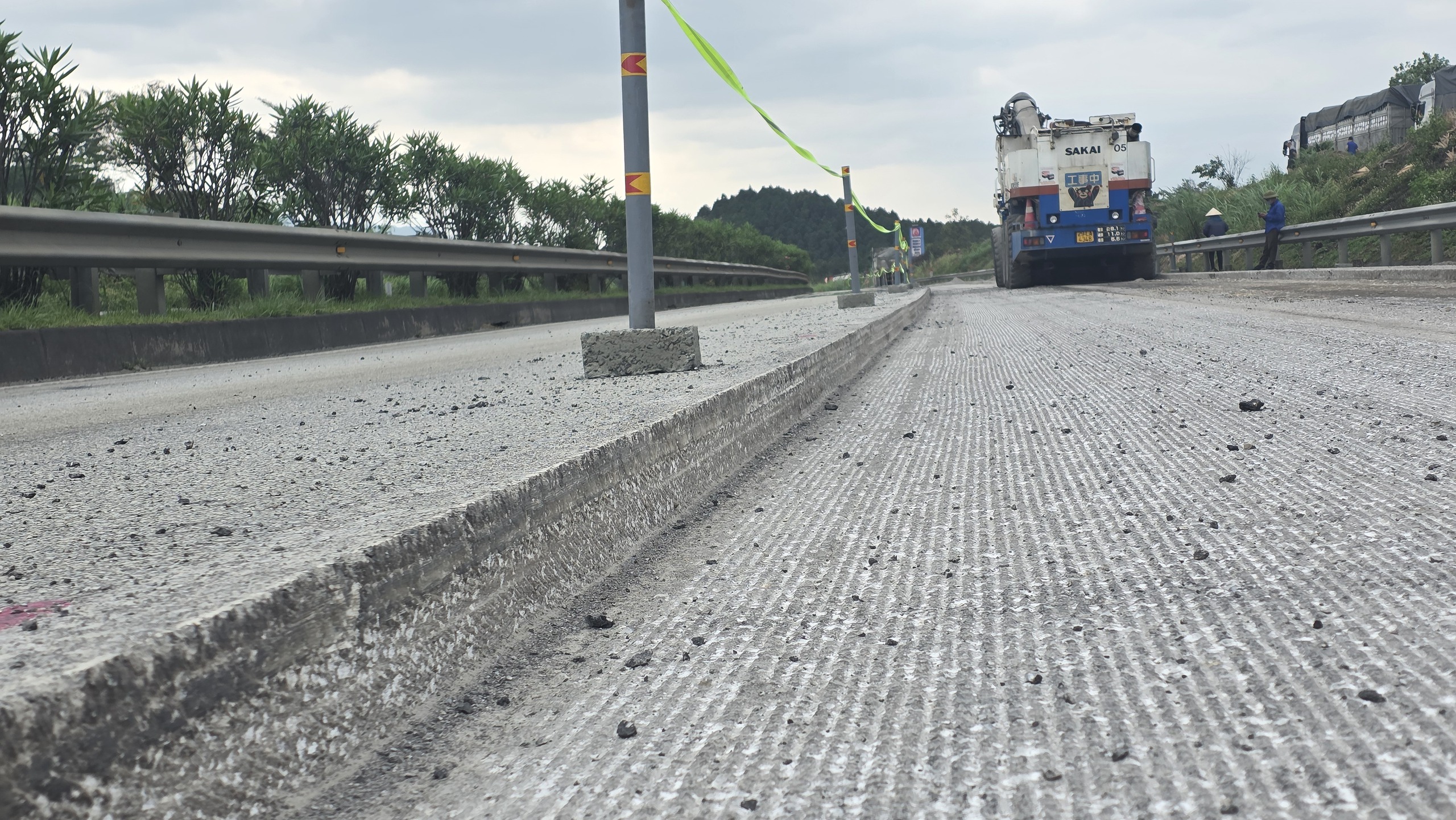 C&ocirc;ng nh&acirc;n đội nắng thi c&ocirc;ng sửa chữa cao tốc Nội B&agrave;i - L&agrave;o Cai đảm bảo an to&agrave;n dịp lễ 30/4- Ảnh 9.