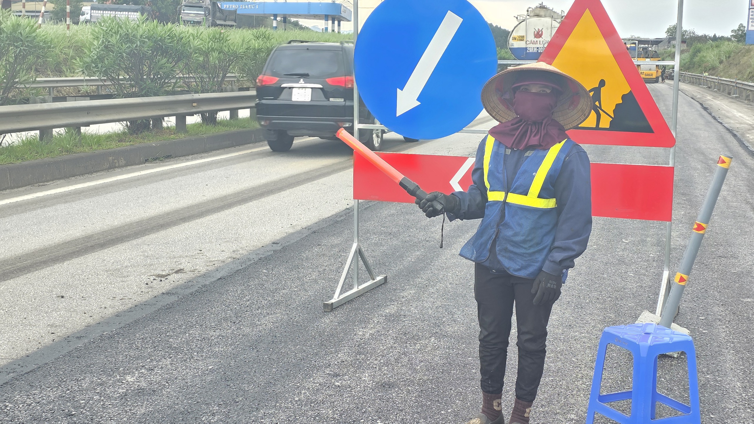 C&ocirc;ng nh&acirc;n đội nắng thi c&ocirc;ng sửa chữa cao tốc Nội B&agrave;i - L&agrave;o Cai đảm bảo an to&agrave;n dịp lễ 30/4- Ảnh 2.