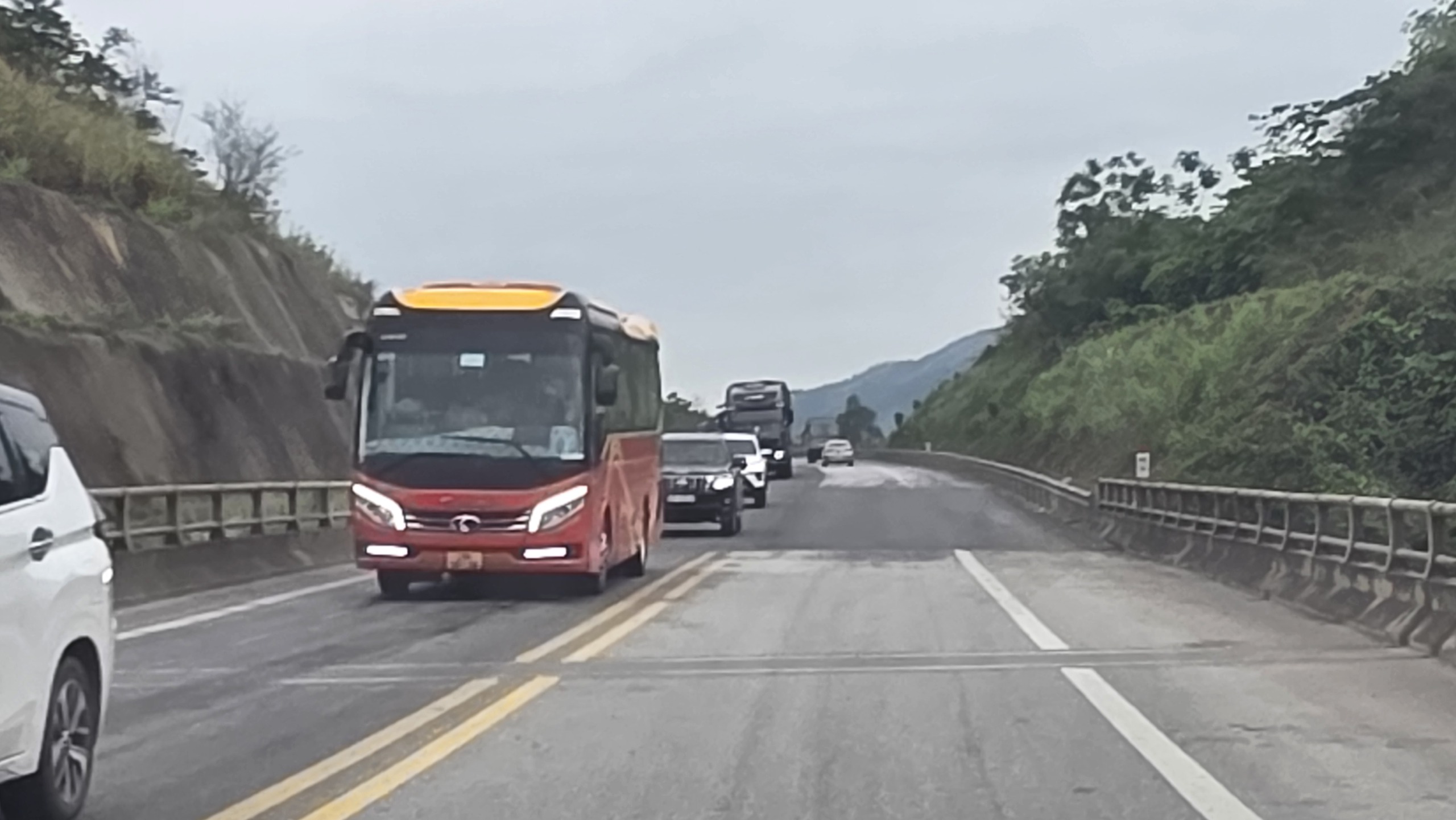 C&ocirc;ng nh&acirc;n đội nắng thi c&ocirc;ng sửa chữa cao tốc Nội B&agrave;i - L&agrave;o Cai đảm bảo an to&agrave;n dịp lễ 30/4- Ảnh 3.