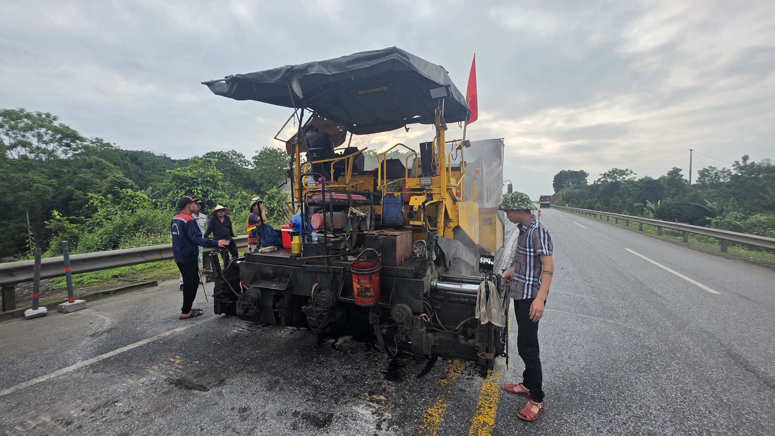 C&ocirc;ng nh&acirc;n đội nắng thi c&ocirc;ng sửa chữa cao tốc Nội B&agrave;i - L&agrave;o Cai đảm bảo an to&agrave;n dịp lễ 30/4- Ảnh 14.