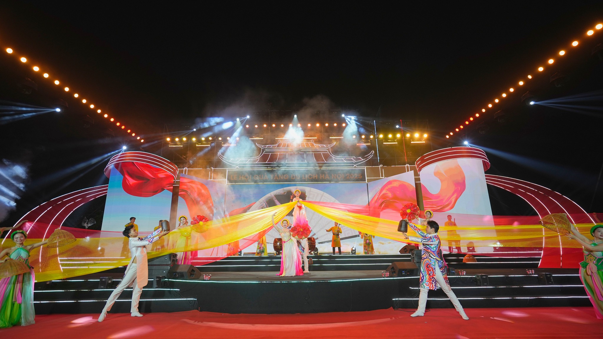 H&agrave; Nội bắn ph&aacute;o hoa, tổ chức nhiều hoạt động hấp dẫn dịp 30/4- Ảnh 1.