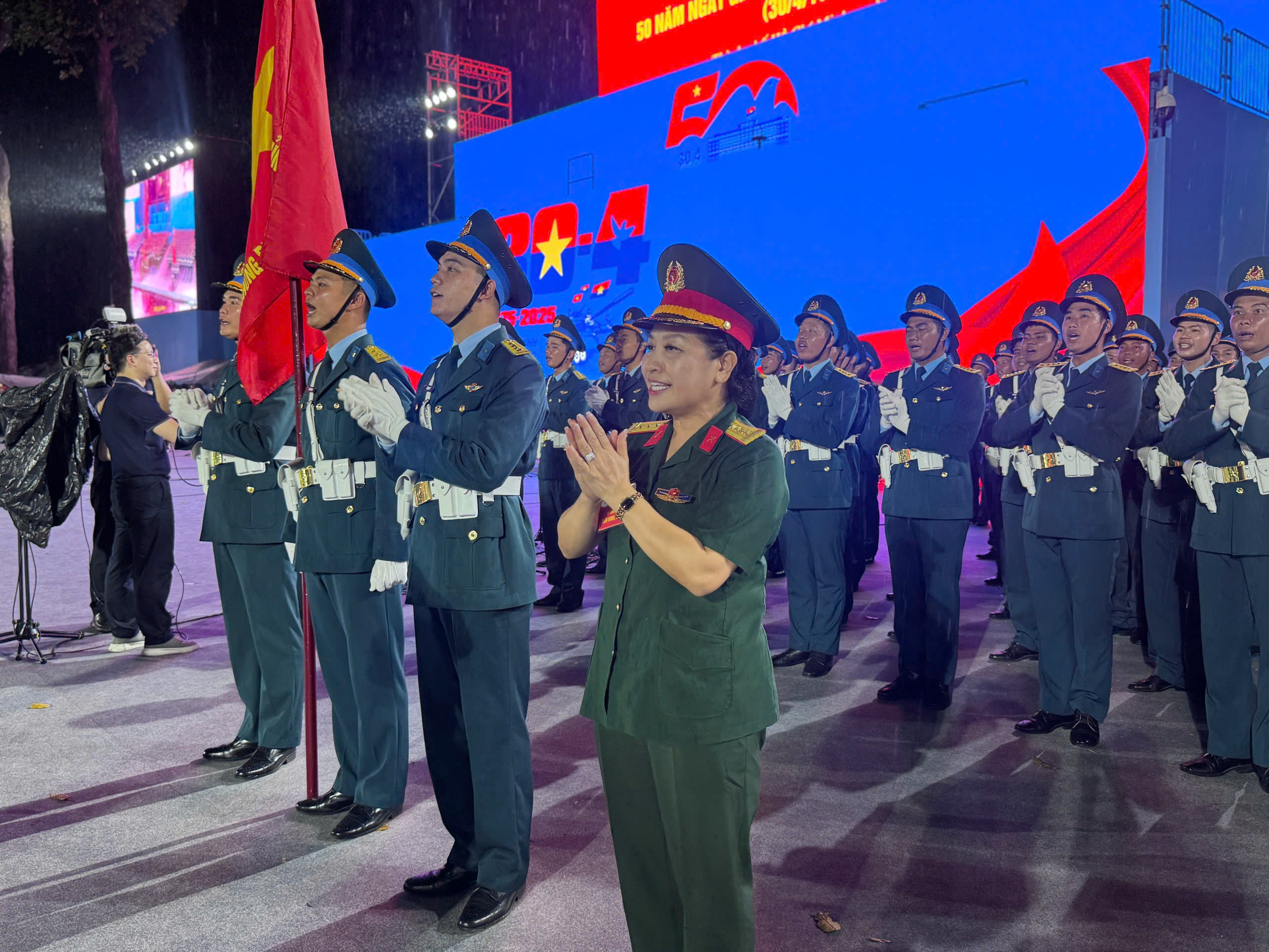 X&uacute;c động h&igrave;nh ảnh chiến sĩ diễu binh, diễu h&agrave;nh đội mưa h&aacute;t vang "Nối v&ograve;ng tay lớn"- Ảnh 4.