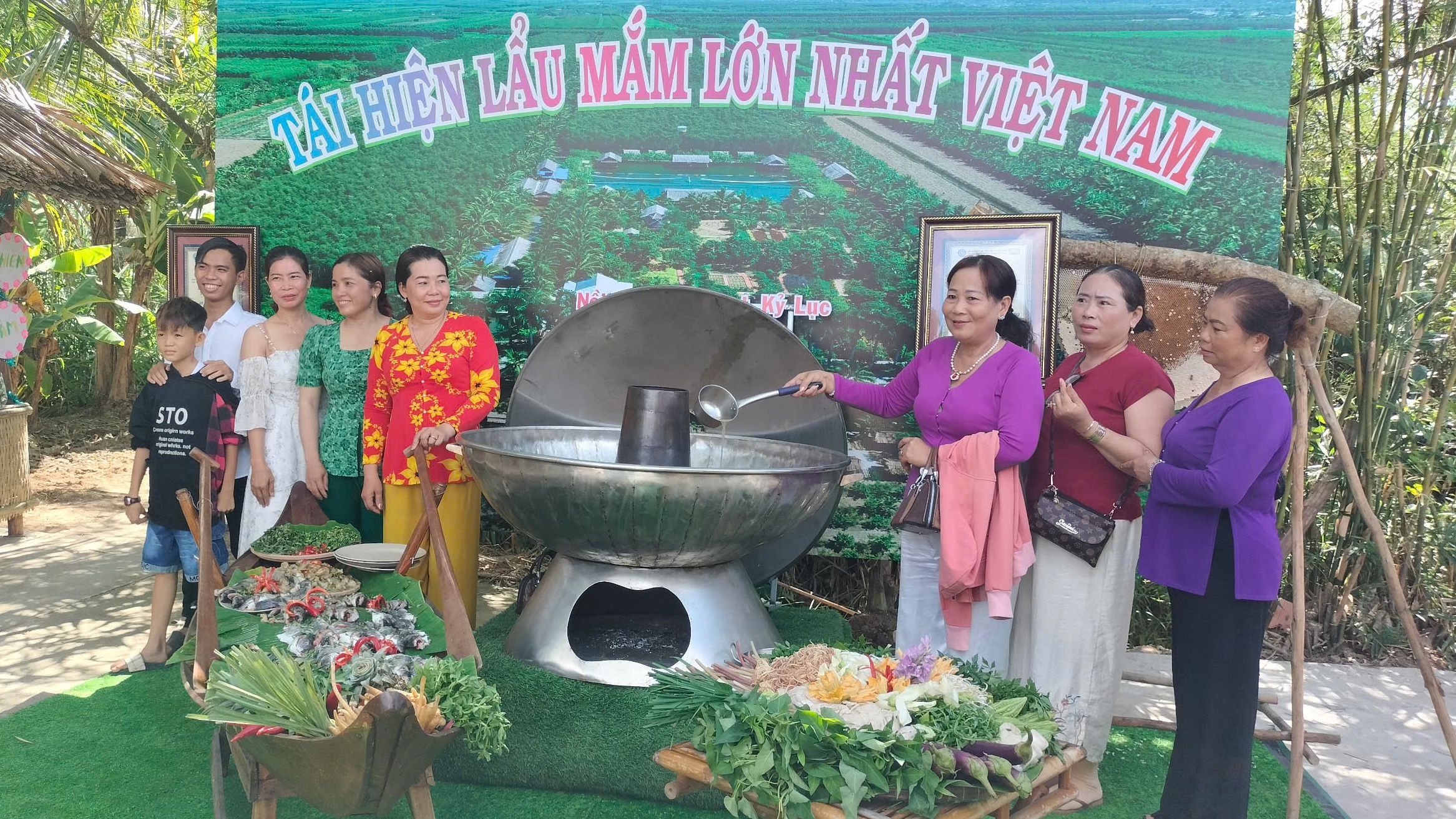 Nghỉ lễ 30/4 về C&agrave; Mau ăn nồi lẩu mắm khổng lồ, xem tổ ong lớn nhất Việt Nam- Ảnh 3.
