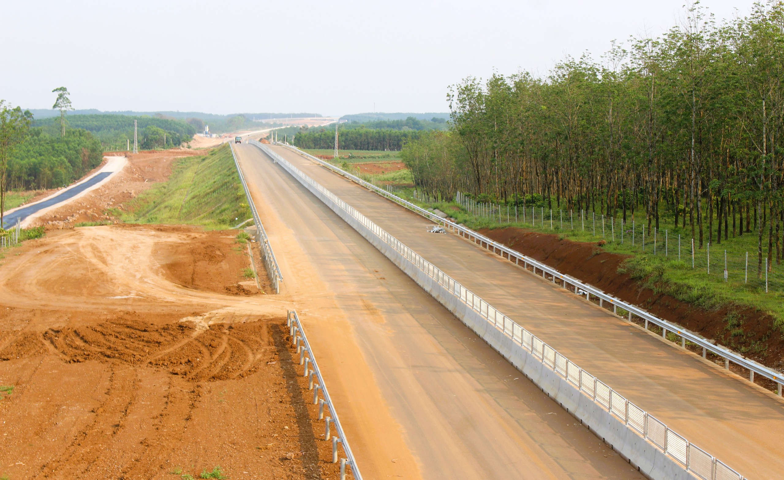 C&ocirc;ng nh&acirc;n đội nắng ho&agrave;n thiện hạng mục an to&agrave;n giao th&ocirc;ng cao tốc Vạn Ninh - Cam Lộ- Ảnh 12.