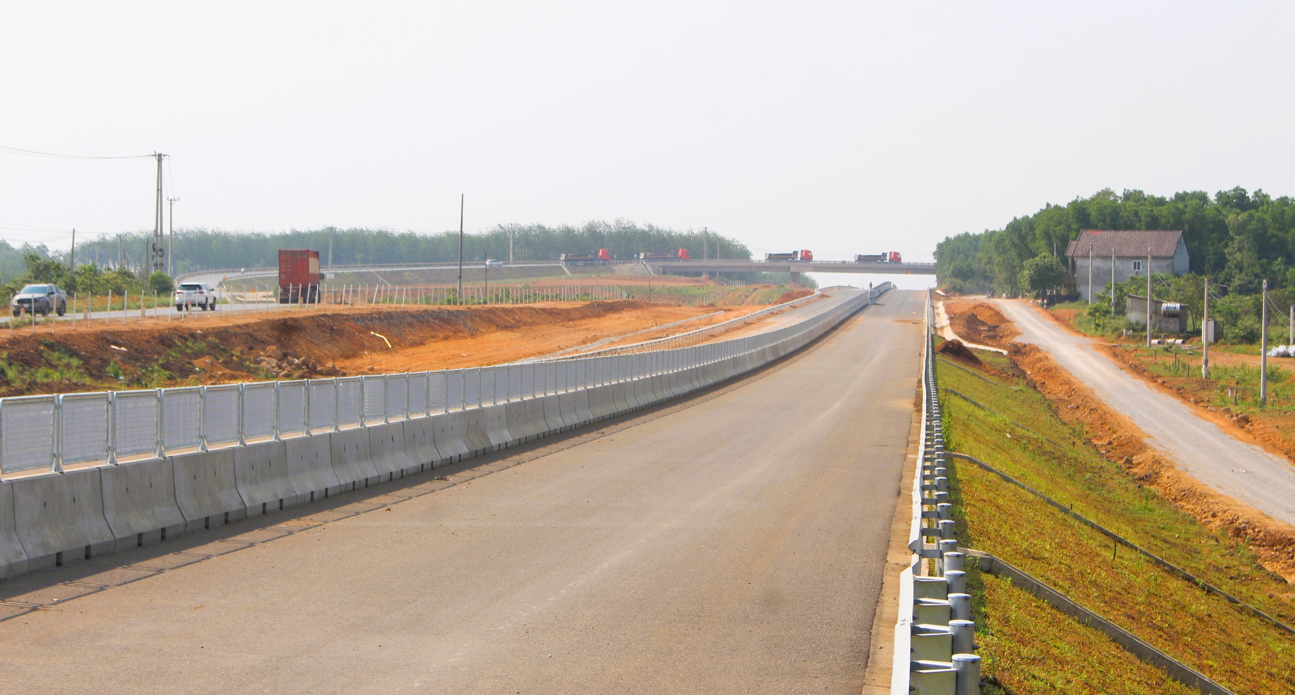 C&ocirc;ng nh&acirc;n đội nắng ho&agrave;n thiện hạng mục an to&agrave;n giao th&ocirc;ng cao tốc Vạn Ninh - Cam Lộ- Ảnh 13.