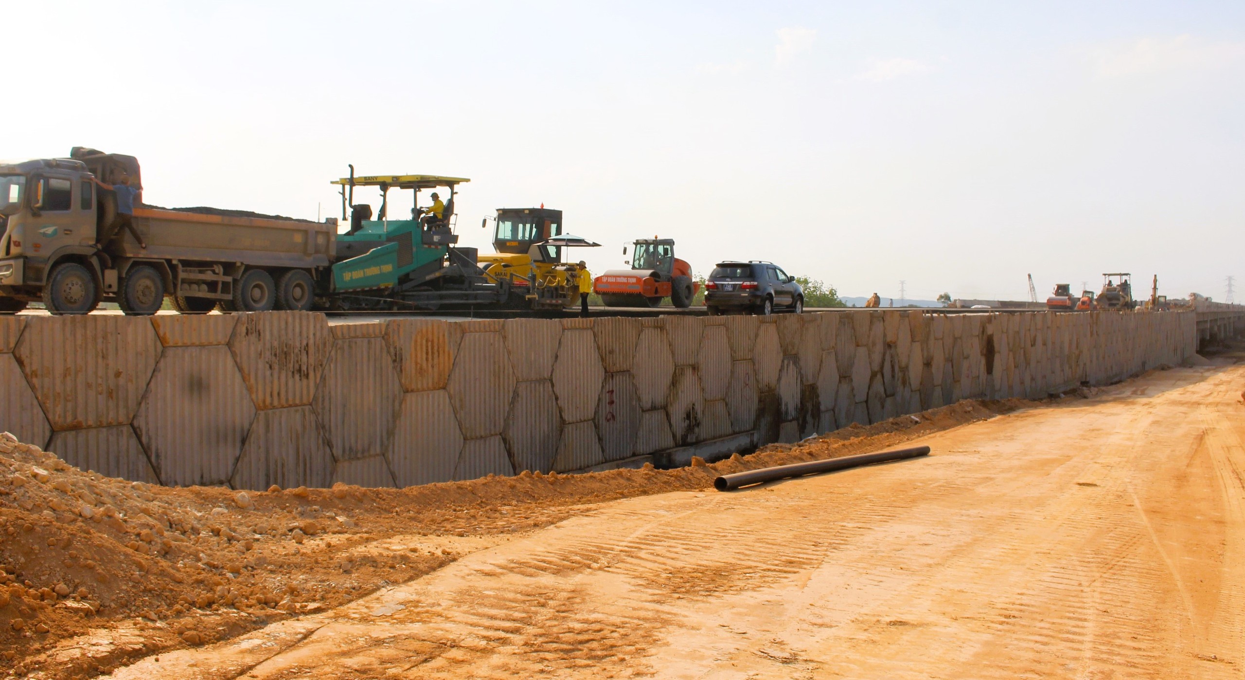 C&ocirc;ng nh&acirc;n đội nắng ho&agrave;n thiện hạng mục an to&agrave;n giao th&ocirc;ng cao tốc Vạn Ninh - Cam Lộ- Ảnh 9.