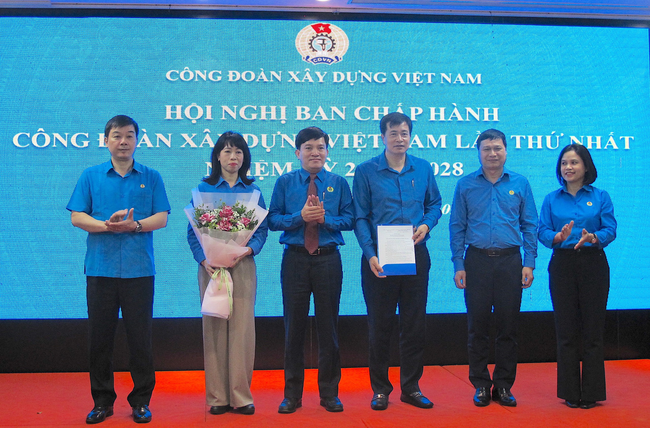 Ra mắt Ban chấp h&agrave;nh C&ocirc;ng đo&agrave;n X&acirc;y dựng Việt Nam nhiệm kỳ 2023-2028- Ảnh 1.