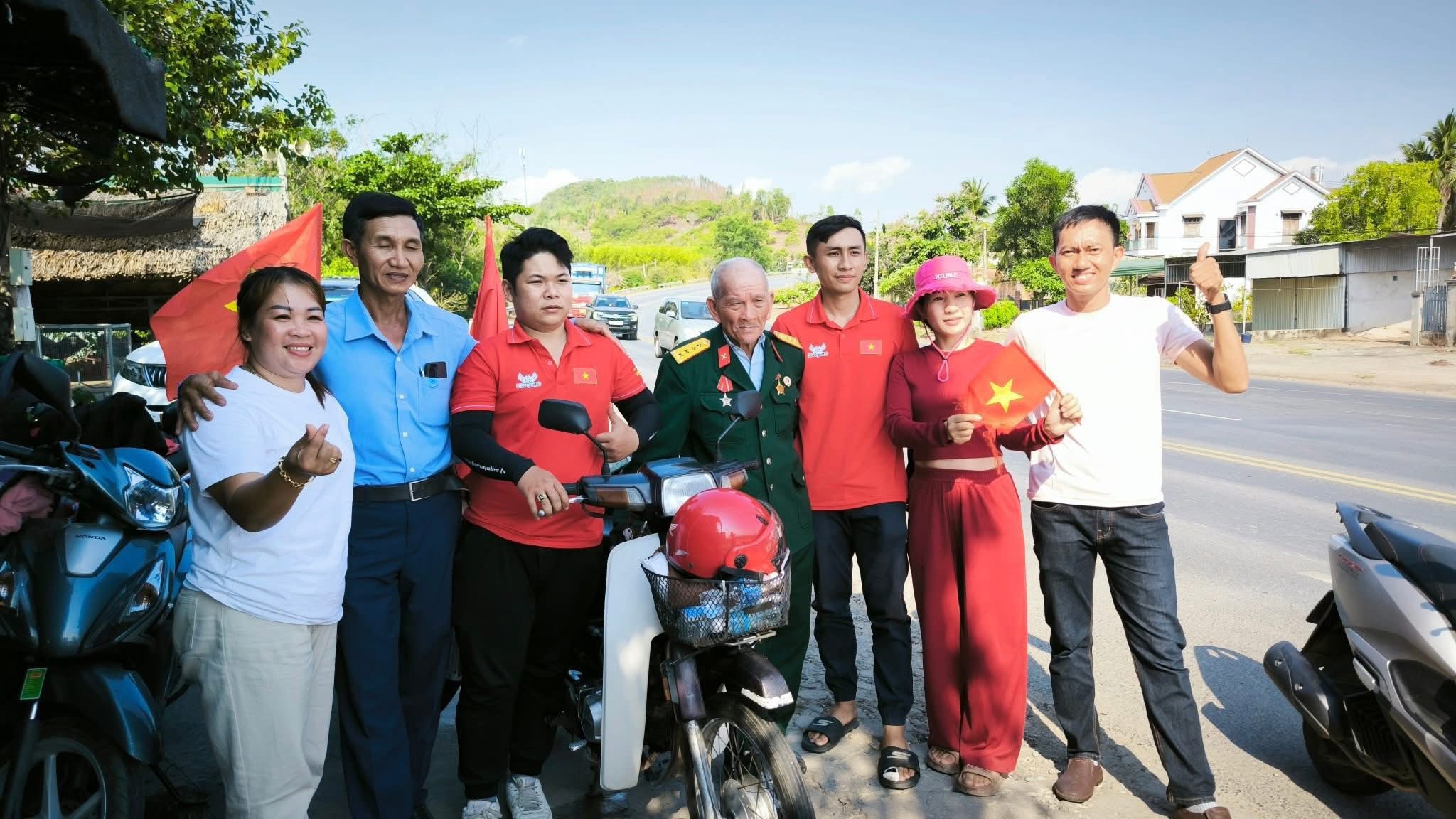 Người d&acirc;n Đồng Nai đ&oacute;n tiếp cựu chiến binh đi xe m&aacute;y từ Nghệ An v&agrave;o TP.HCM xem diễu binh- Ảnh 4.