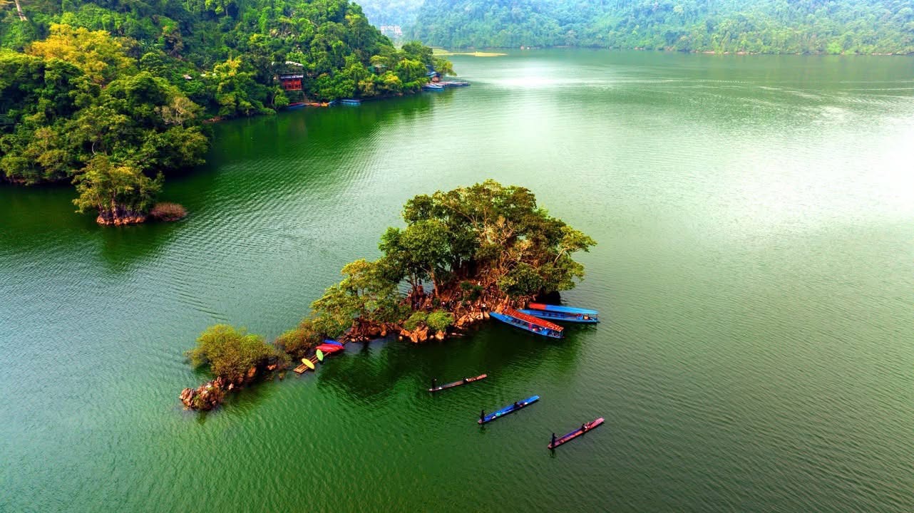 Giao thông "mở lối" tạo đột phá du lịch ở miền non nước- Ảnh 4. Giao thông "mở lối" tạo đột phá du lịch ở miền non nước- Ảnh 4.