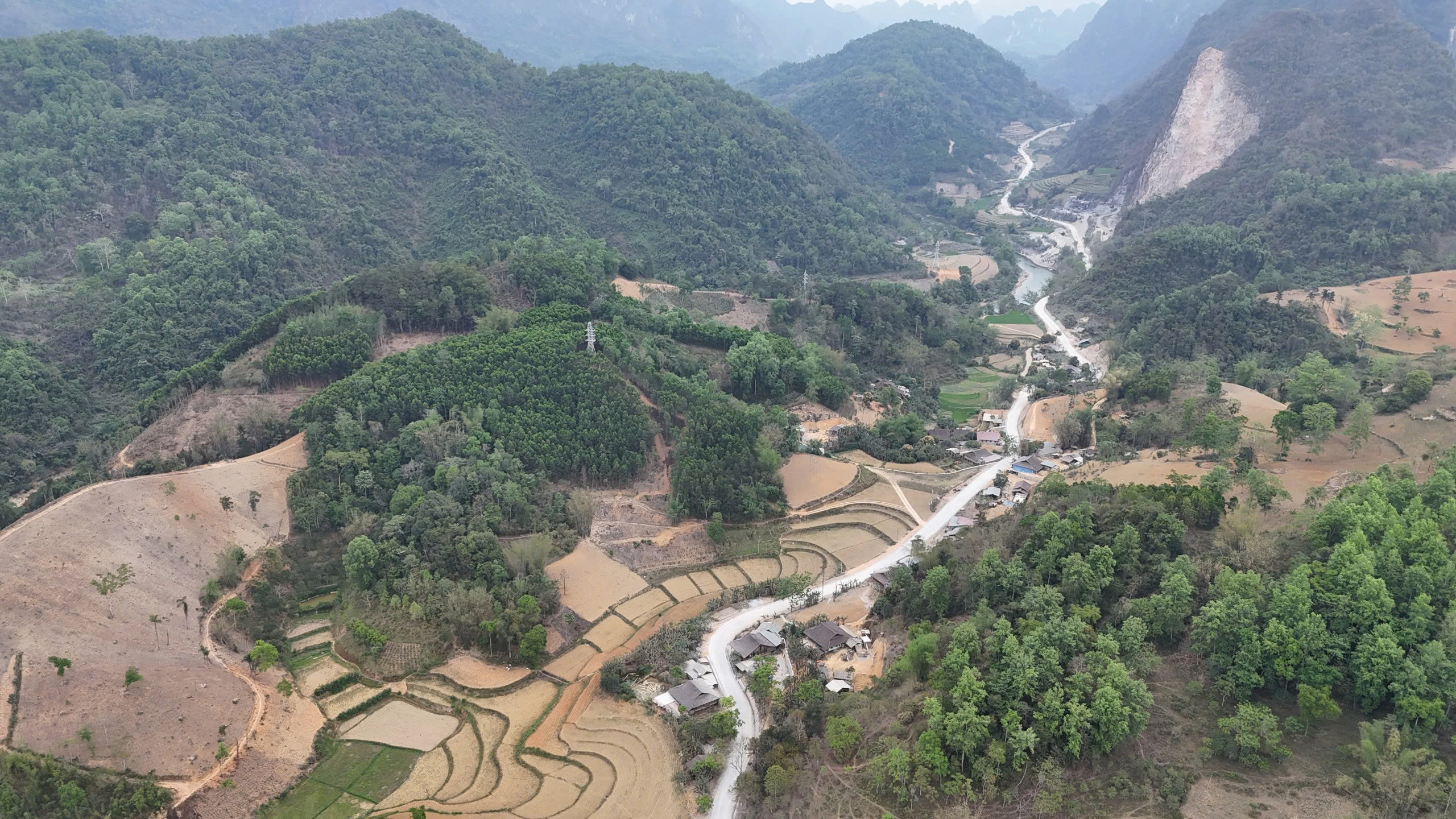 Sau 3 lần gi&atilde;n tiến độ, đường 120 tỷ ở Cao Bằng được cam kết về đ&iacute;ch trước 30/6- Ảnh 10.