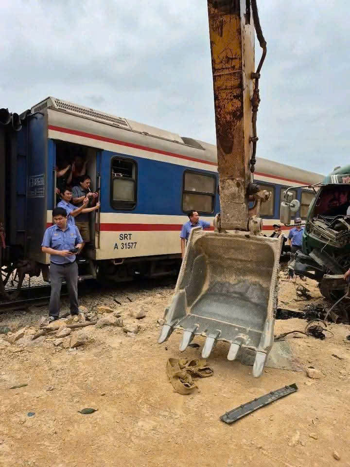 Va chạm tàu khách, tài xế xe tải trọng thương, mắc kẹt trong cabin- Ảnh 1. Va chạm tàu khách, tài xế xe tải trọng thương, mắc kẹt trong cabin- Ảnh 1.