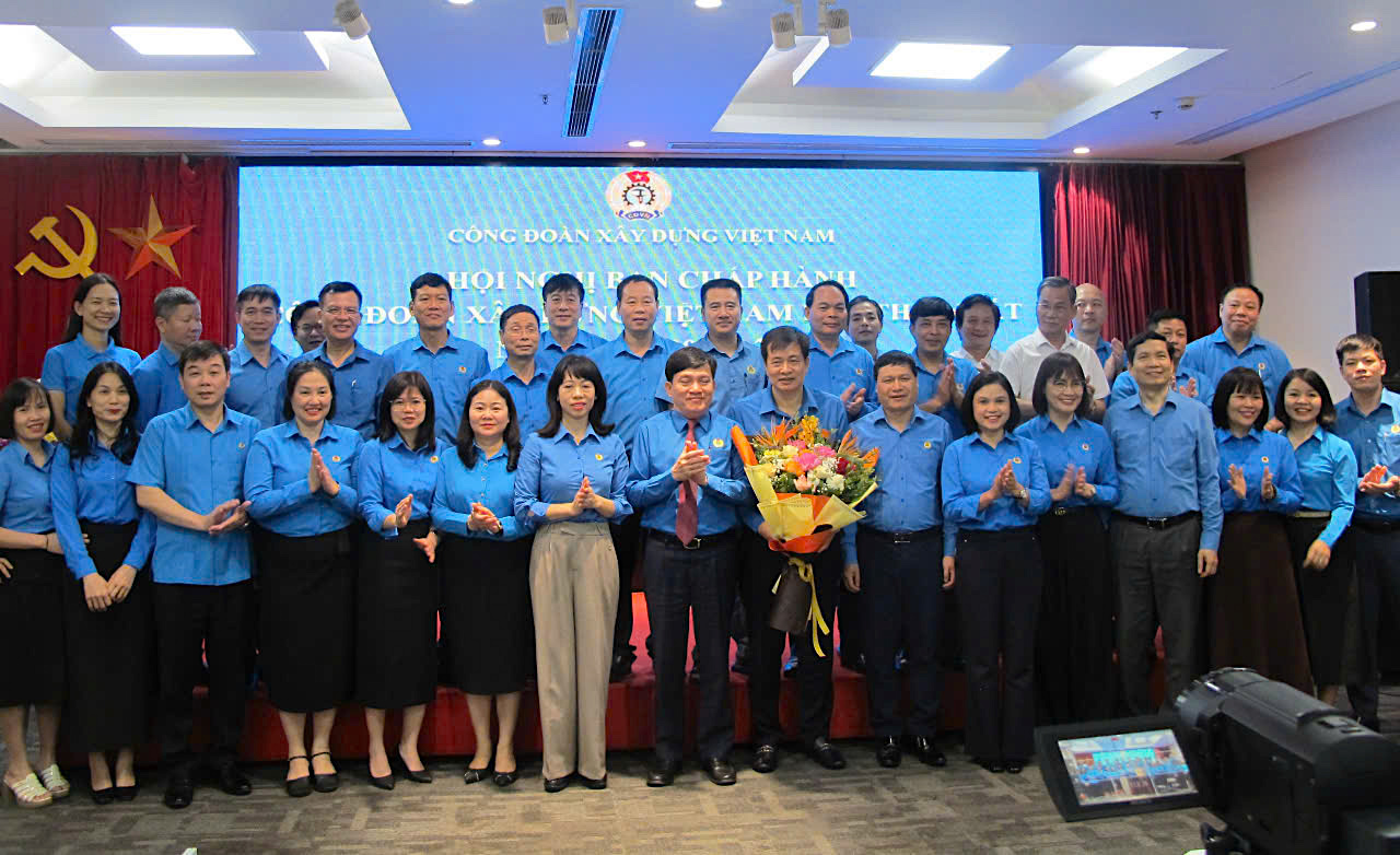 Ra mắt Ban chấp h&agrave;nh C&ocirc;ng đo&agrave;n X&acirc;y dựng Việt Nam nhiệm kỳ 2023-2028- Ảnh 2.