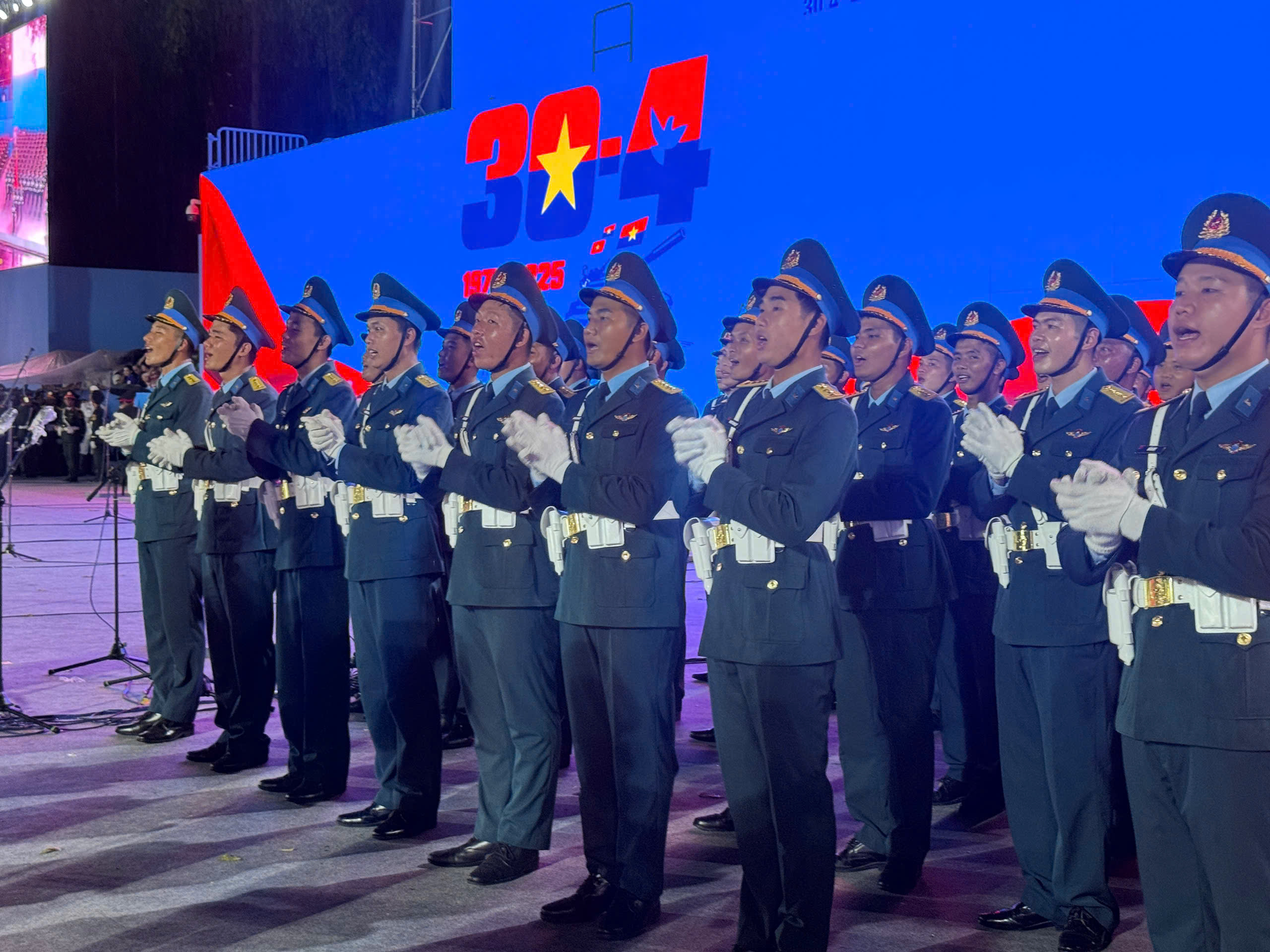 X&uacute;c động h&igrave;nh ảnh chiến sĩ diễu binh, diễu h&agrave;nh đội mưa h&aacute;t vang "Nối v&ograve;ng tay lớn"- Ảnh 6.