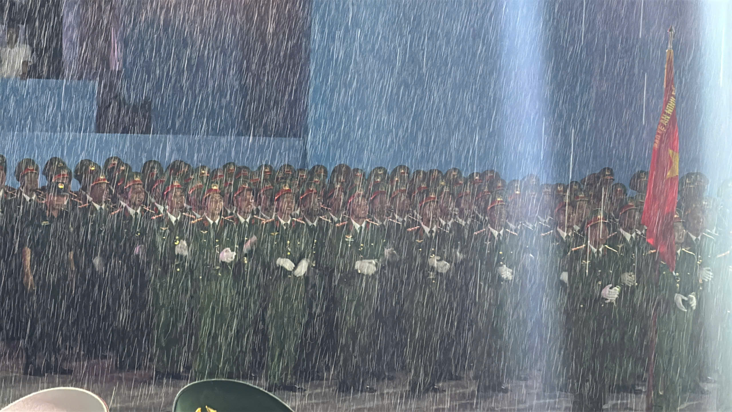 X&uacute;c động h&igrave;nh ảnh chiến sĩ diễu binh, diễu h&agrave;nh đội mưa h&aacute;t vang "Nối v&ograve;ng tay lớn"- Ảnh 2.