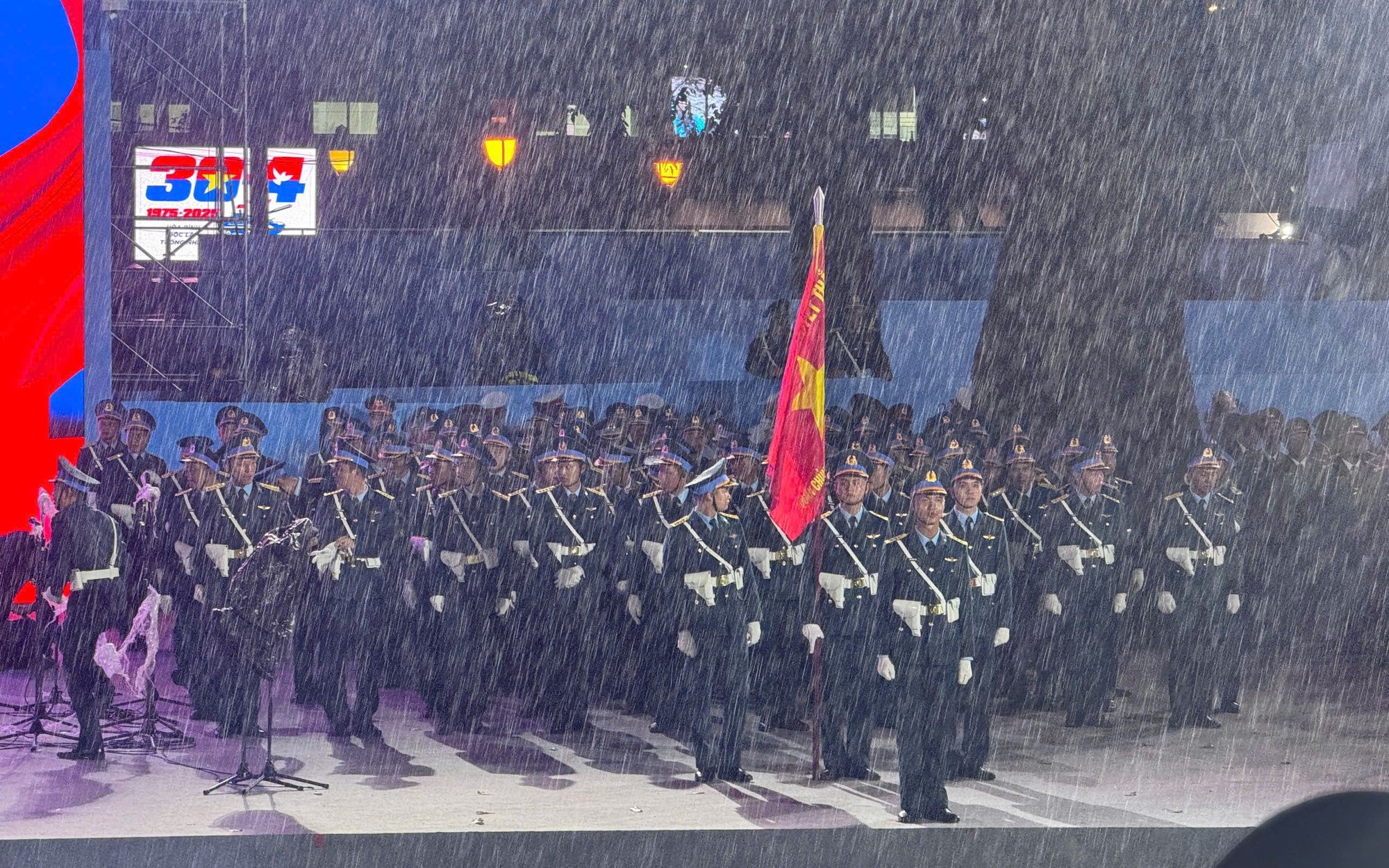 X&uacute;c động h&igrave;nh ảnh chiến sĩ diễu binh, diễu h&agrave;nh đội mưa h&aacute;t vang 'Nối v&ograve;ng tay lớn'