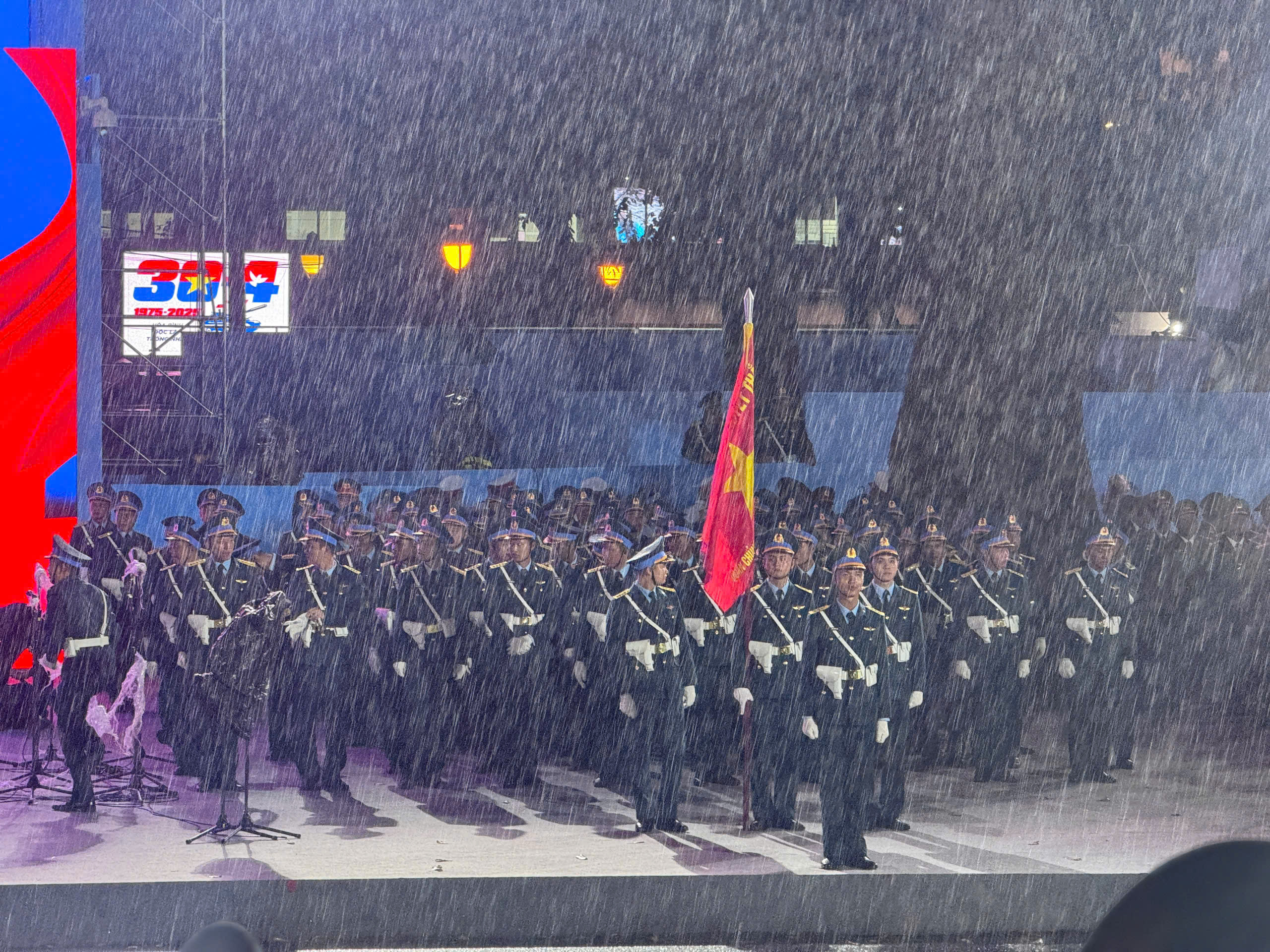 X&uacute;c động h&igrave;nh ảnh chiến sĩ diễu binh, diễu h&agrave;nh đội mưa h&aacute;t vang "Nối v&ograve;ng tay lớn"- Ảnh 1.