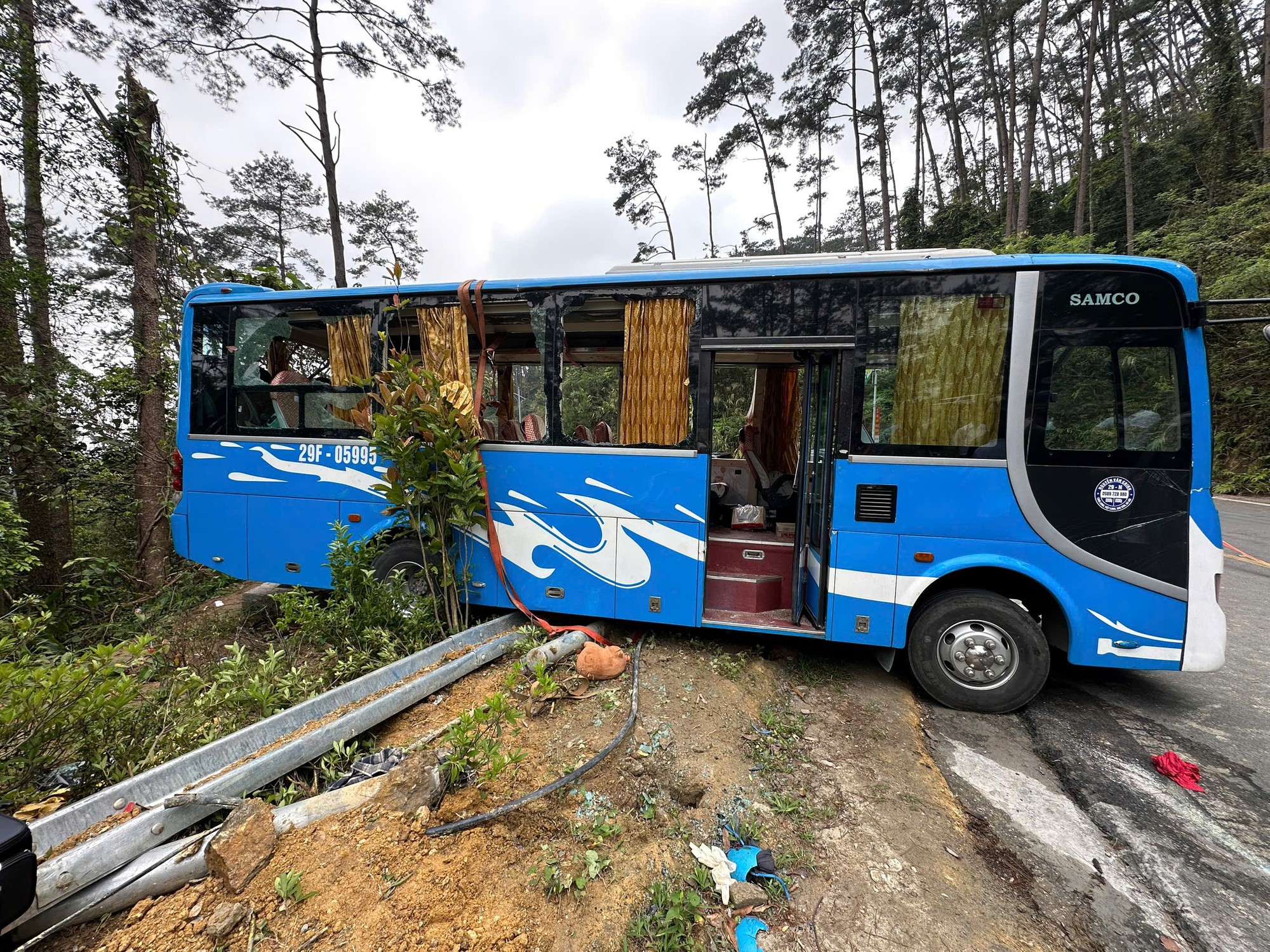 Lật xe kh&aacute;ch tại Tam Đảo, 3 người tử vong, nhiều người bị thương- Ảnh 2.