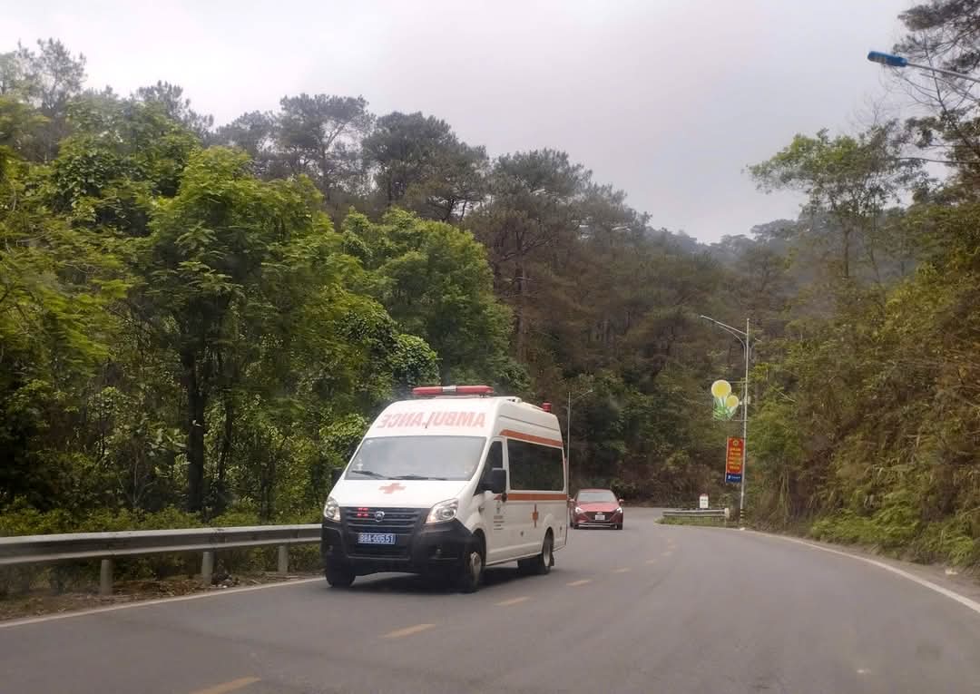 Hiện trường xe kh&aacute;ch 35 chỗ bị lật tại Tam Đảo, 3 người tử vong- Ảnh 7.